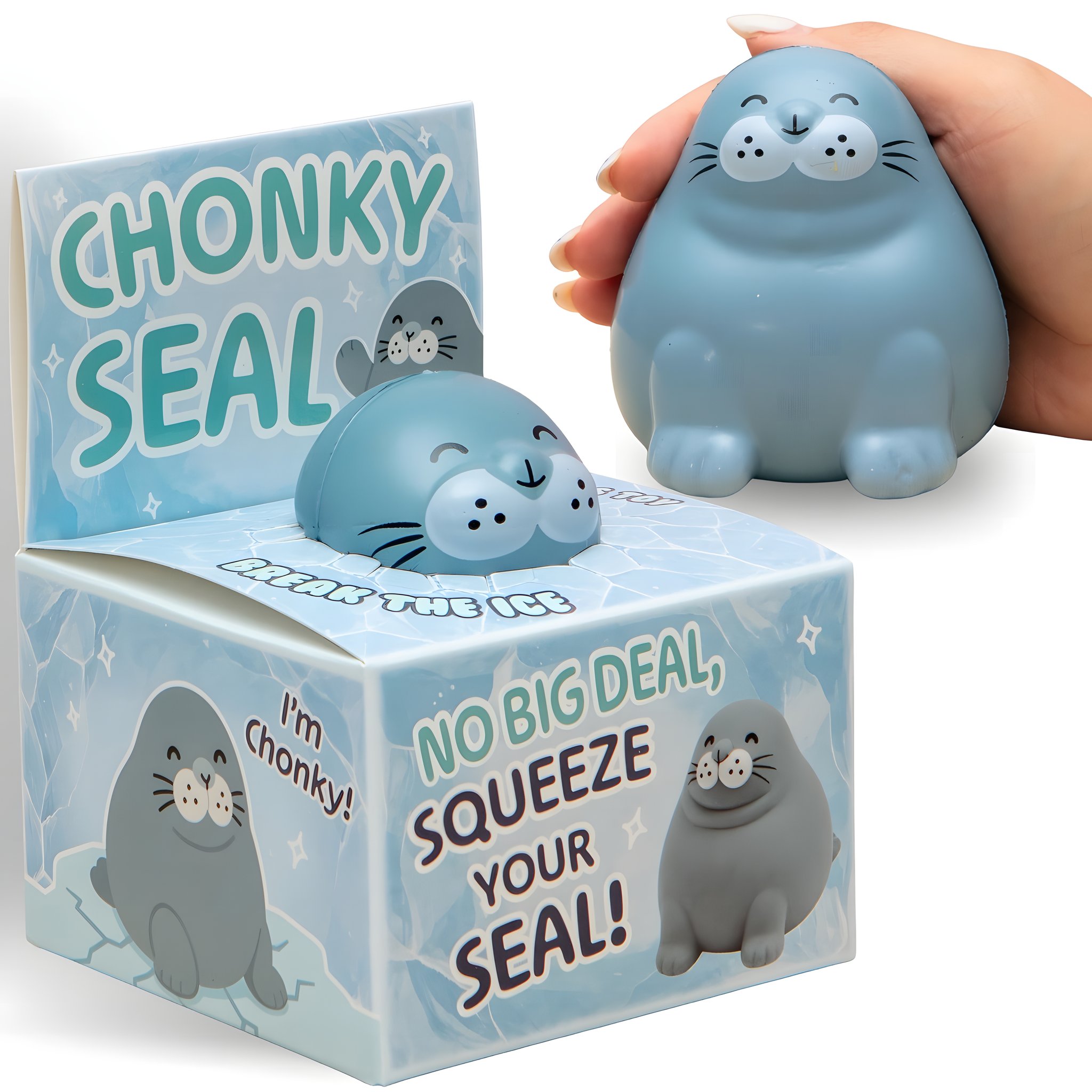 Une main tient le squishy phoque gris-bleu Chonky Seal à côté de sa boîte bleu clair