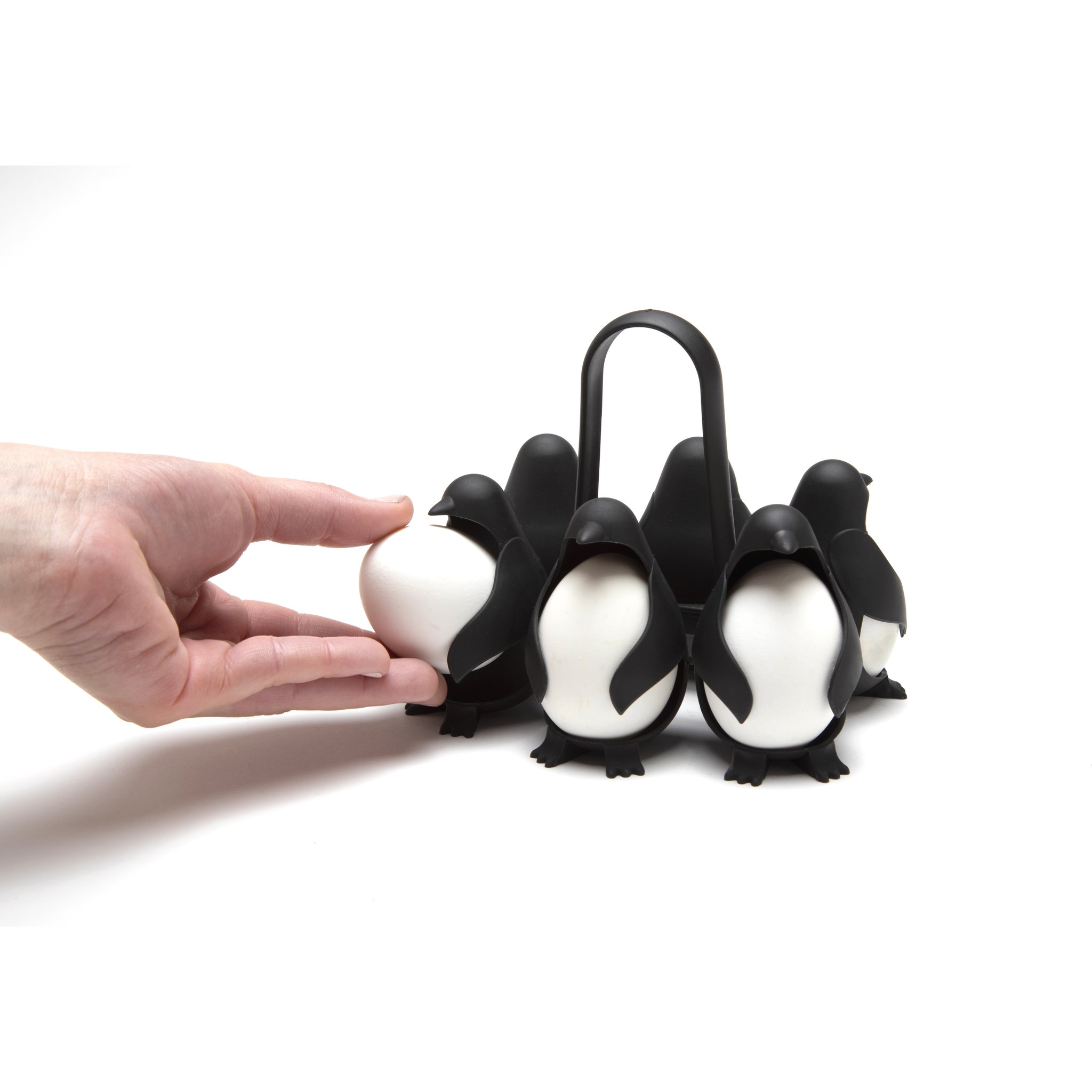 Hand hält den Egguins Eierhalter mit drei eingesetzten Eiern