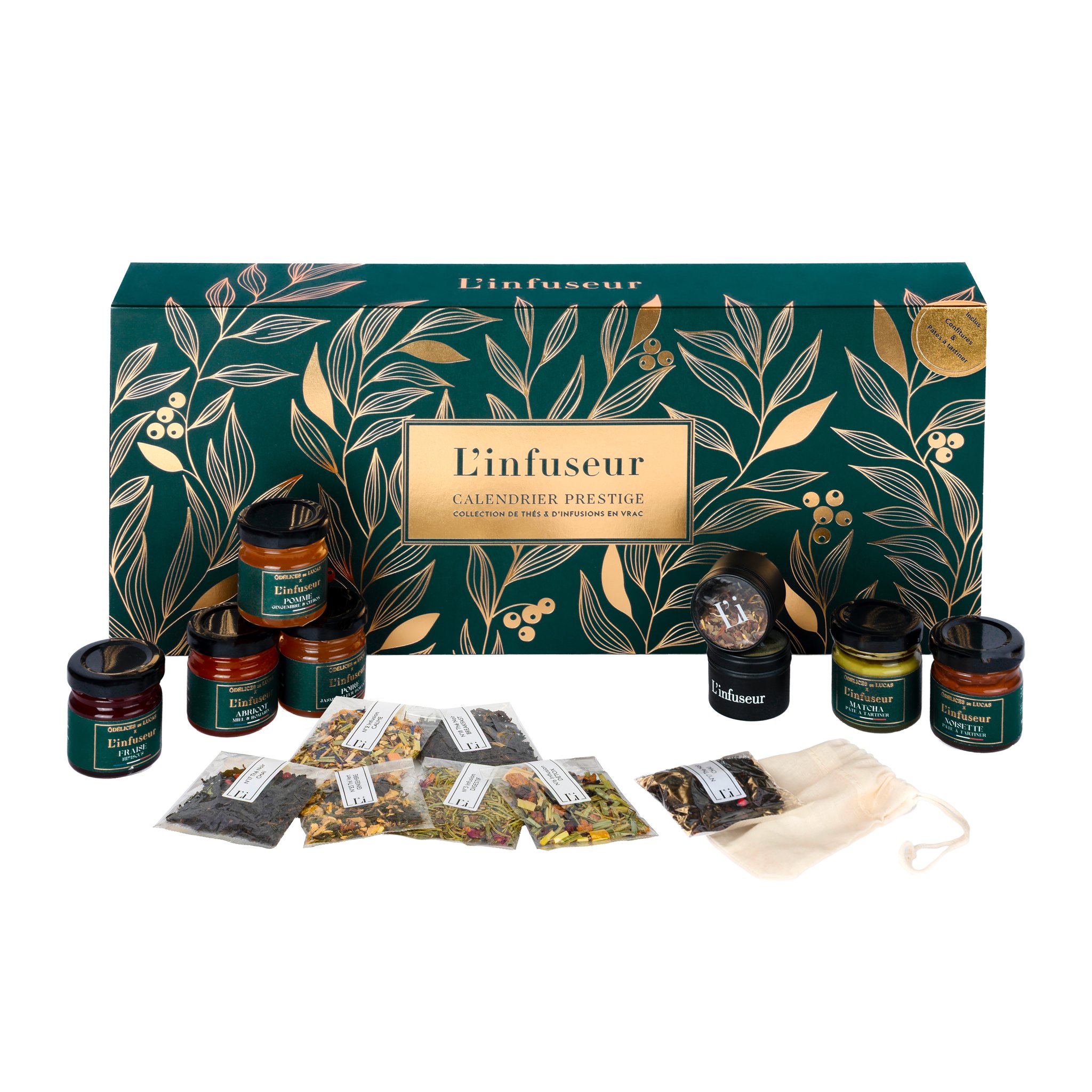 Tannengrüner Schuber mit Goldprägung des L'infuseur Tee-Adventskalenders, davor Konfitüren, Aufstriche und Teebeutel