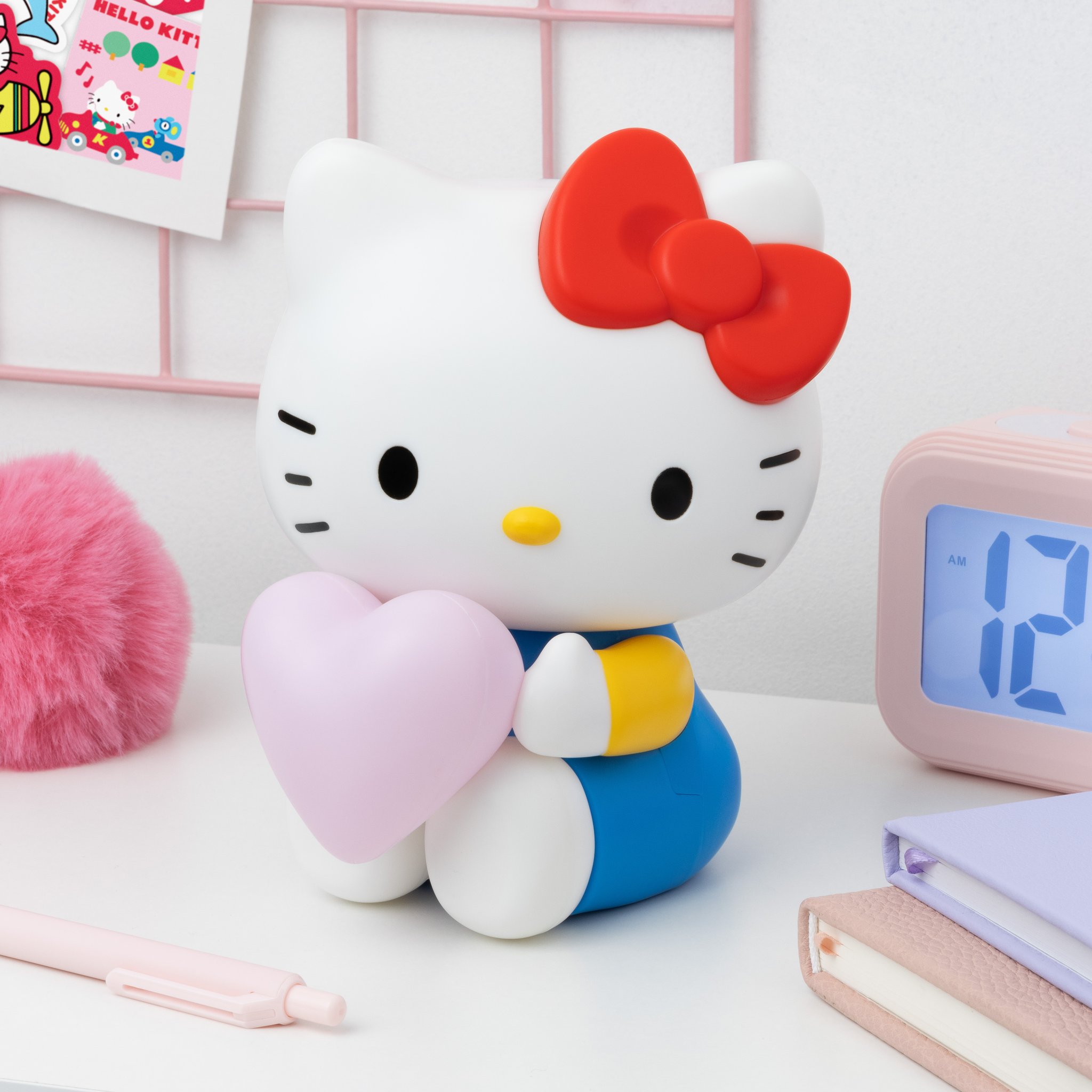Hello-Kitty-Nachtlicht mit Herz auf einem Schreibtisch