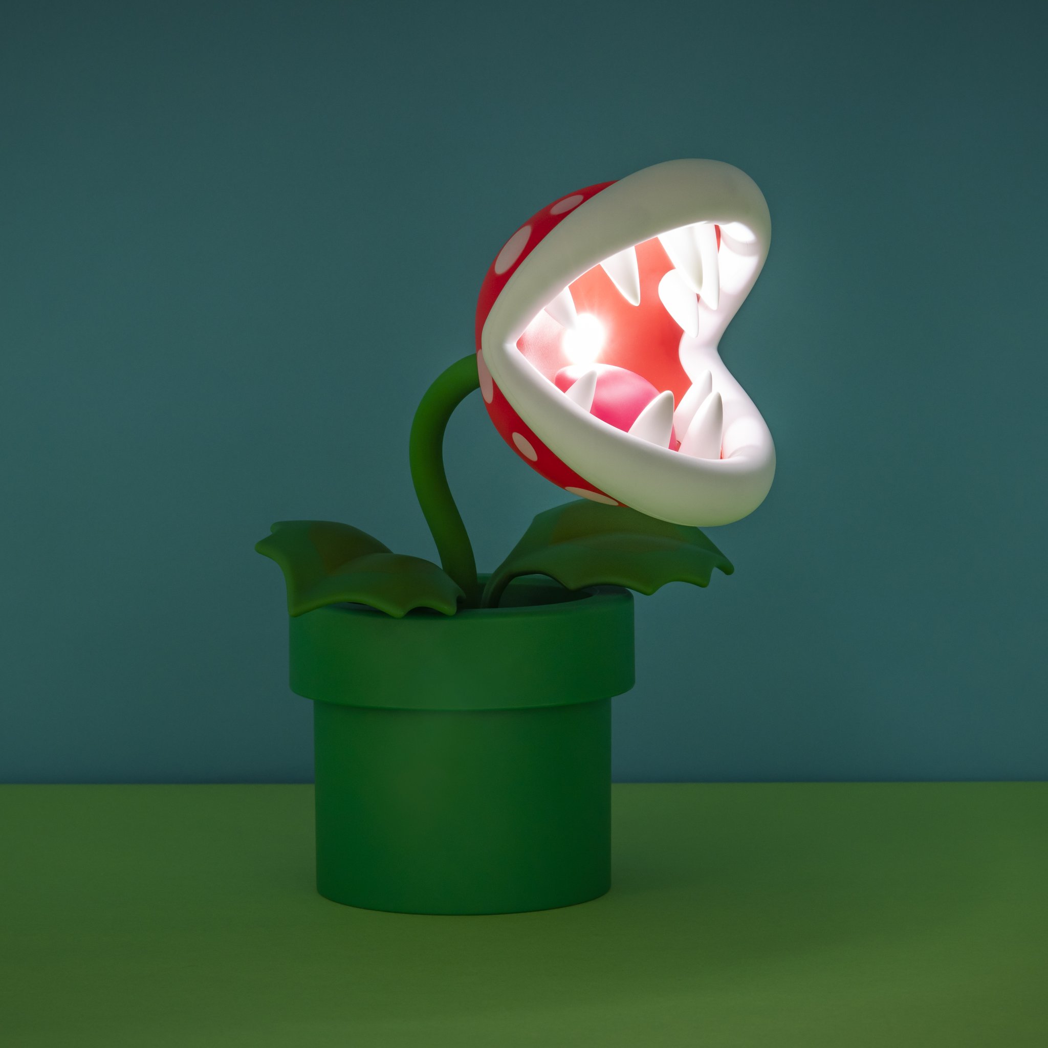 Lampe leuchtet, der Kopf ist zur Seite gebogen