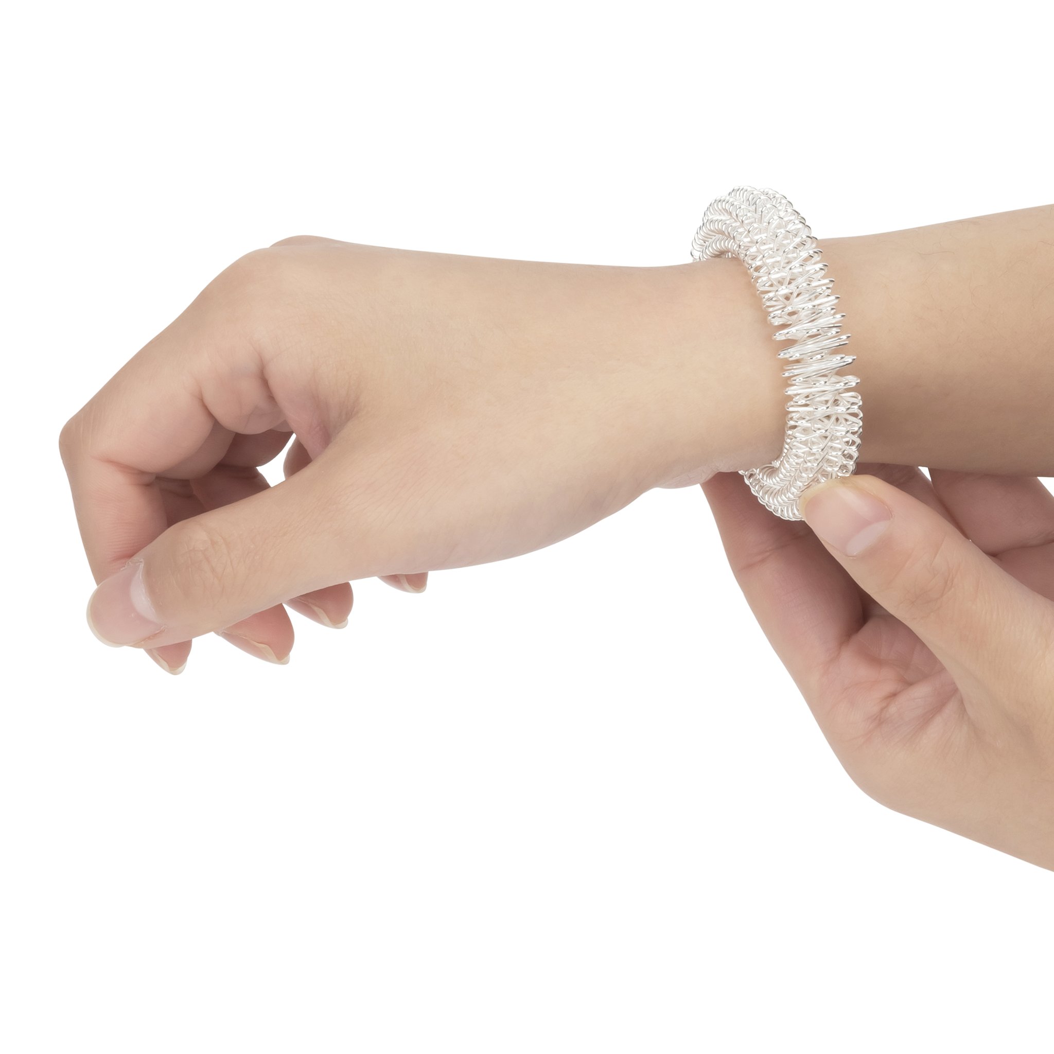 Anello per digitopressione portato come bracciale al polso