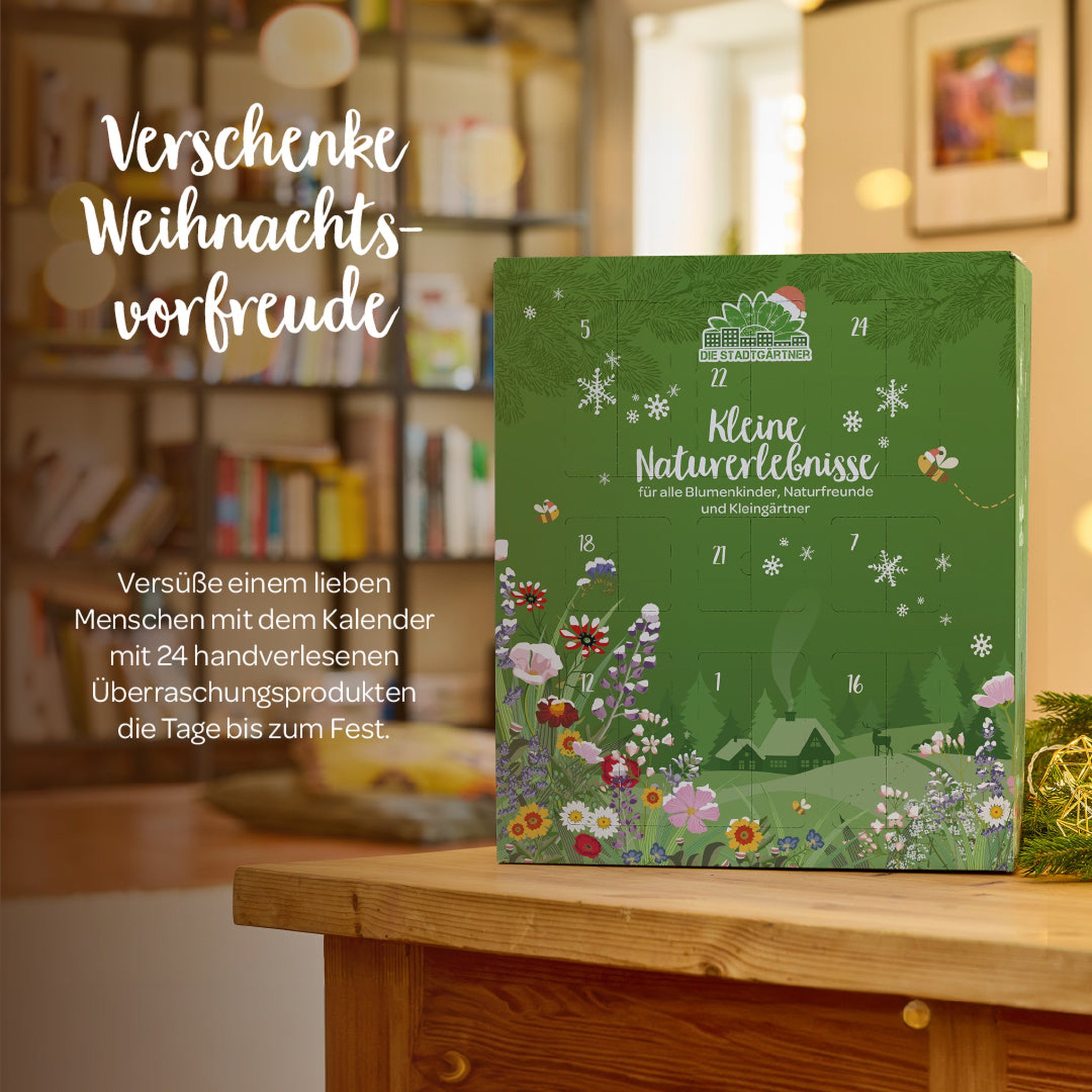 Grosser Garten-Adventskalender Naturerlebnisse auf einem Holztisch in einer gemütlichen Stube mit Bücherregal