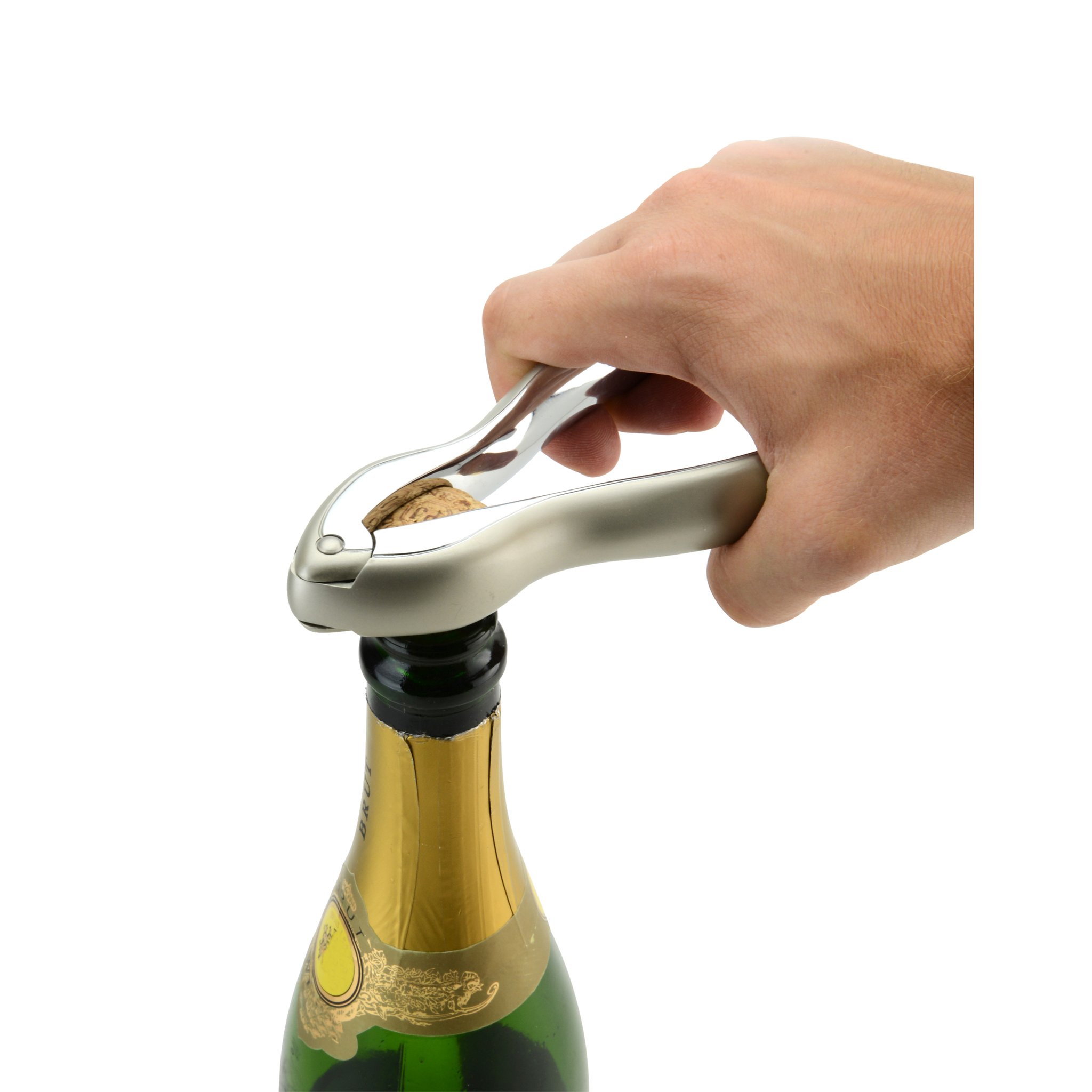 Main ouvrant une bouteille de champagne avec la pince Rabbit qui tient fermement le bouchon