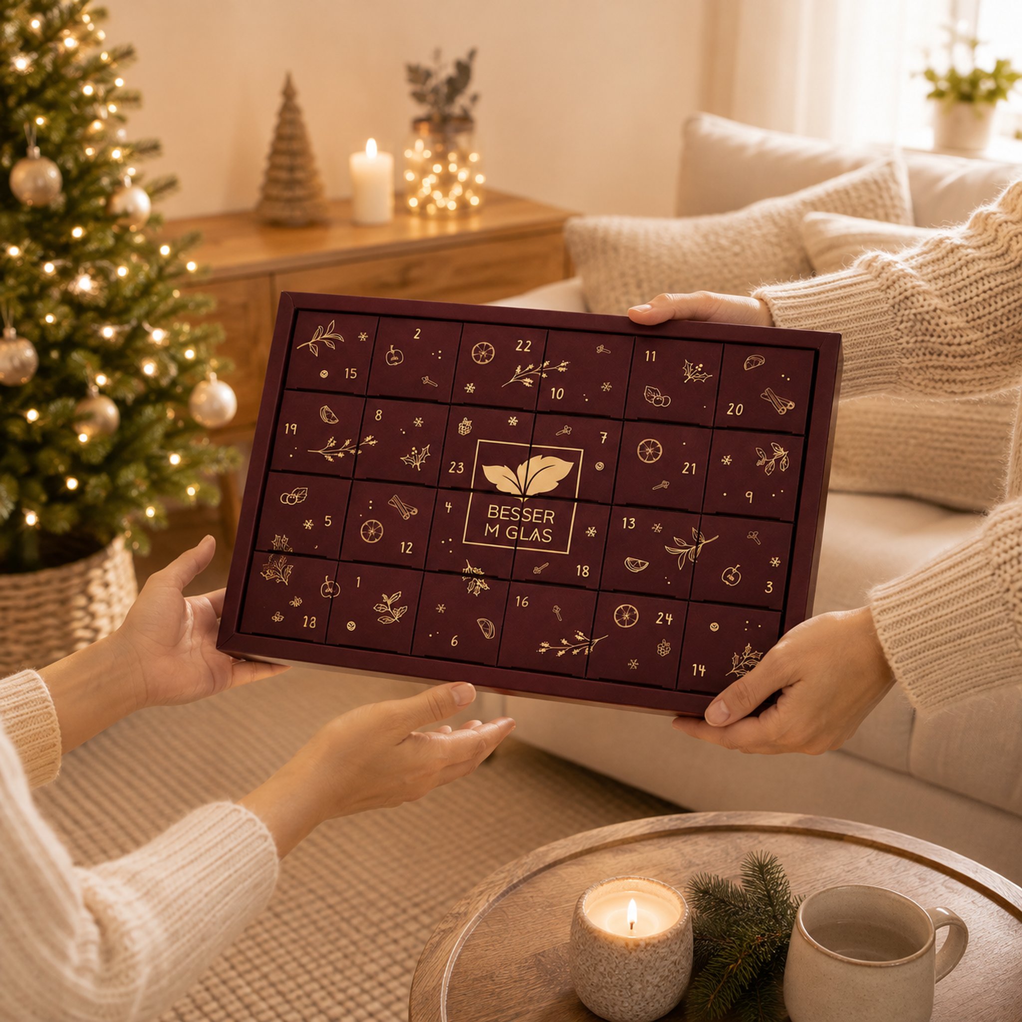 Tee- und Gewürz-Adventskalender wird vor dem Weihnachtsbaum als Geschenk überreicht