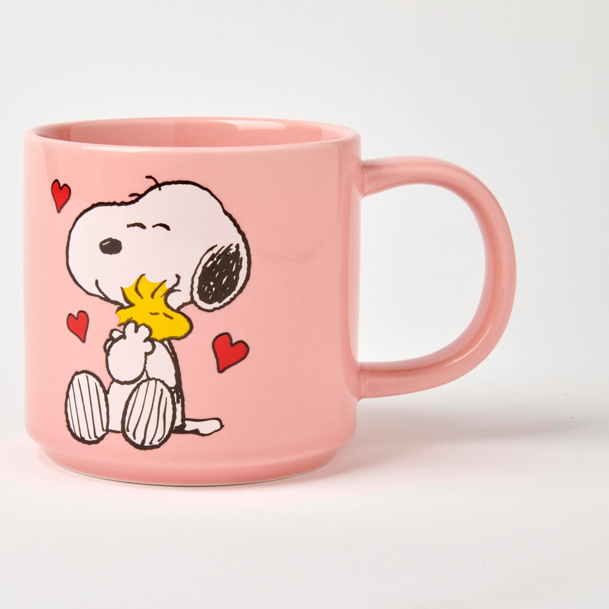 Rosa Snoopy-Tasse Love Song von Magpie: Snoopy umarmt Woodstock, umgeben von roten Herzen