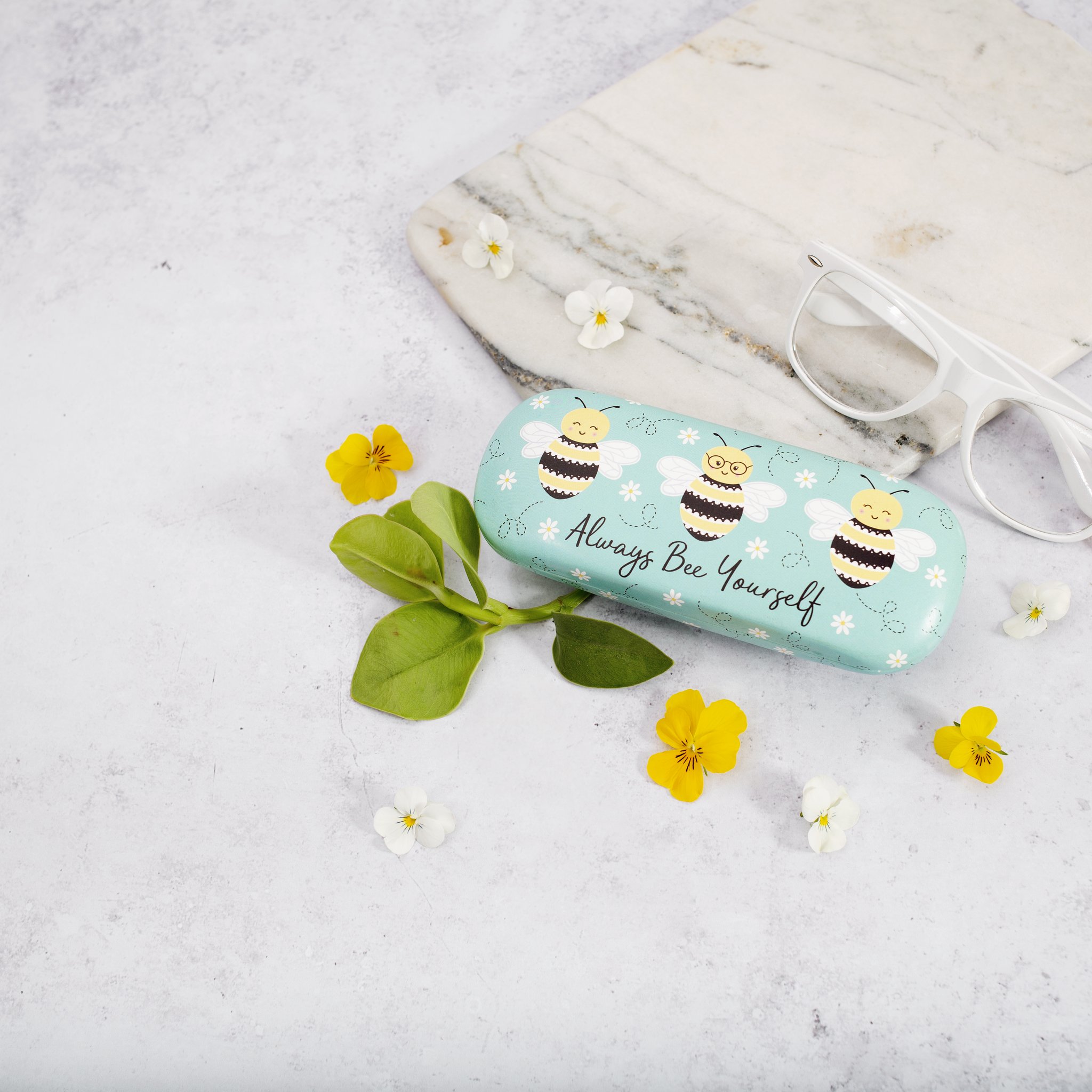 Custodia per occhiali ape Always Bee Yourself Sass & Belle su marmo con fiori e occhiali