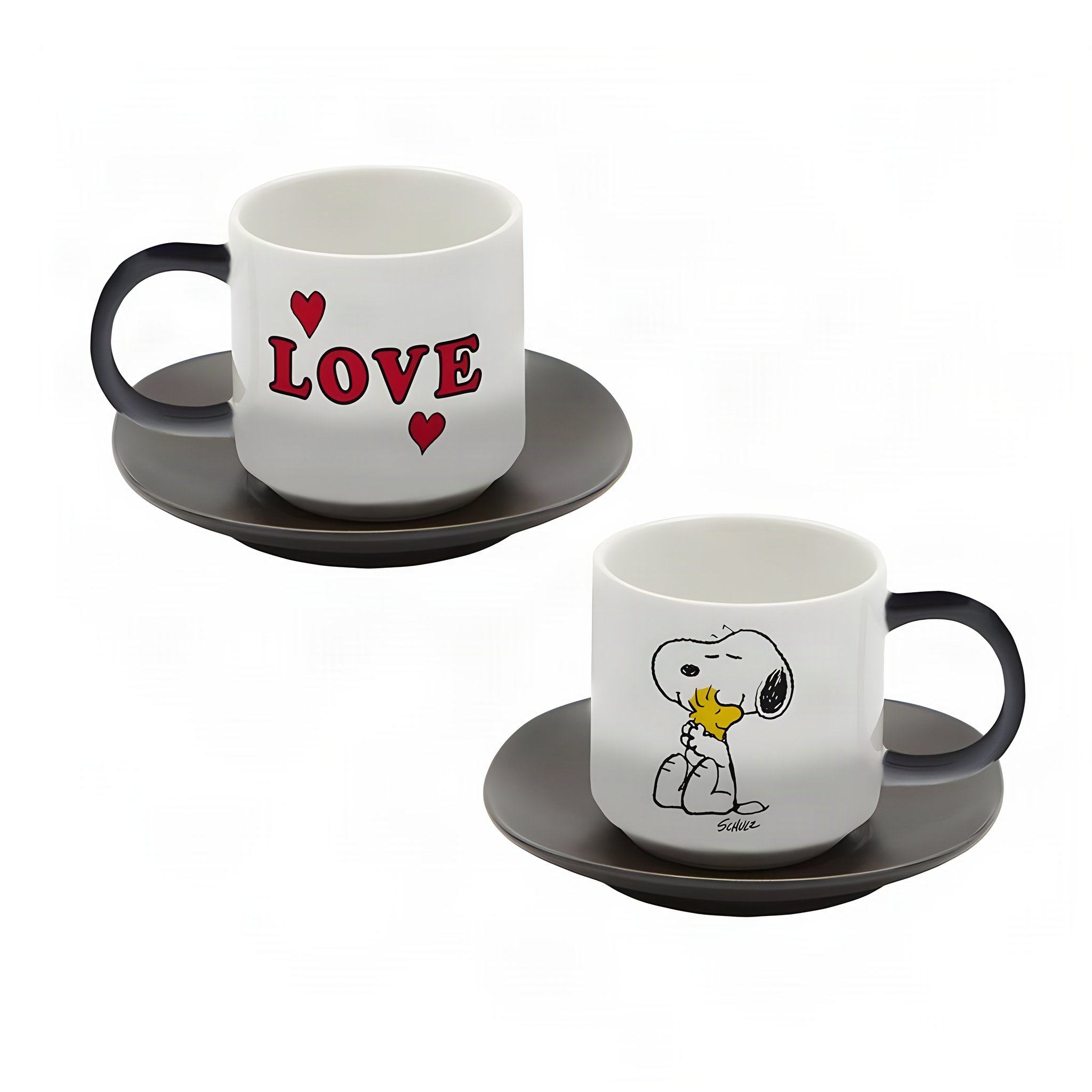 Zwei Espressotassen mit schwarzen Untertassen, eine mit LOVE-Schriftzug, eine mit Snoopy und Woodstock