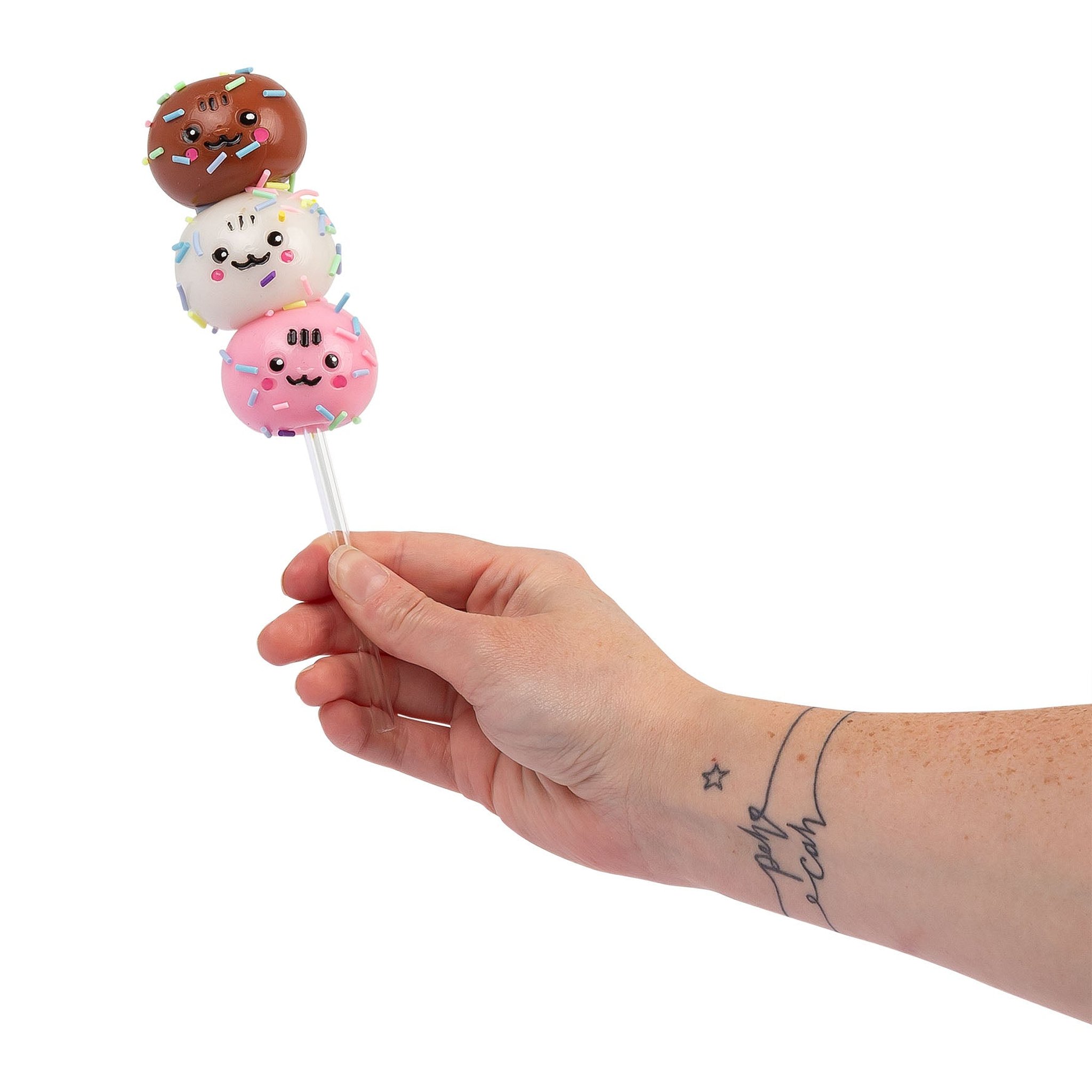 Mano che tiene il cake pop squishy completo con codette