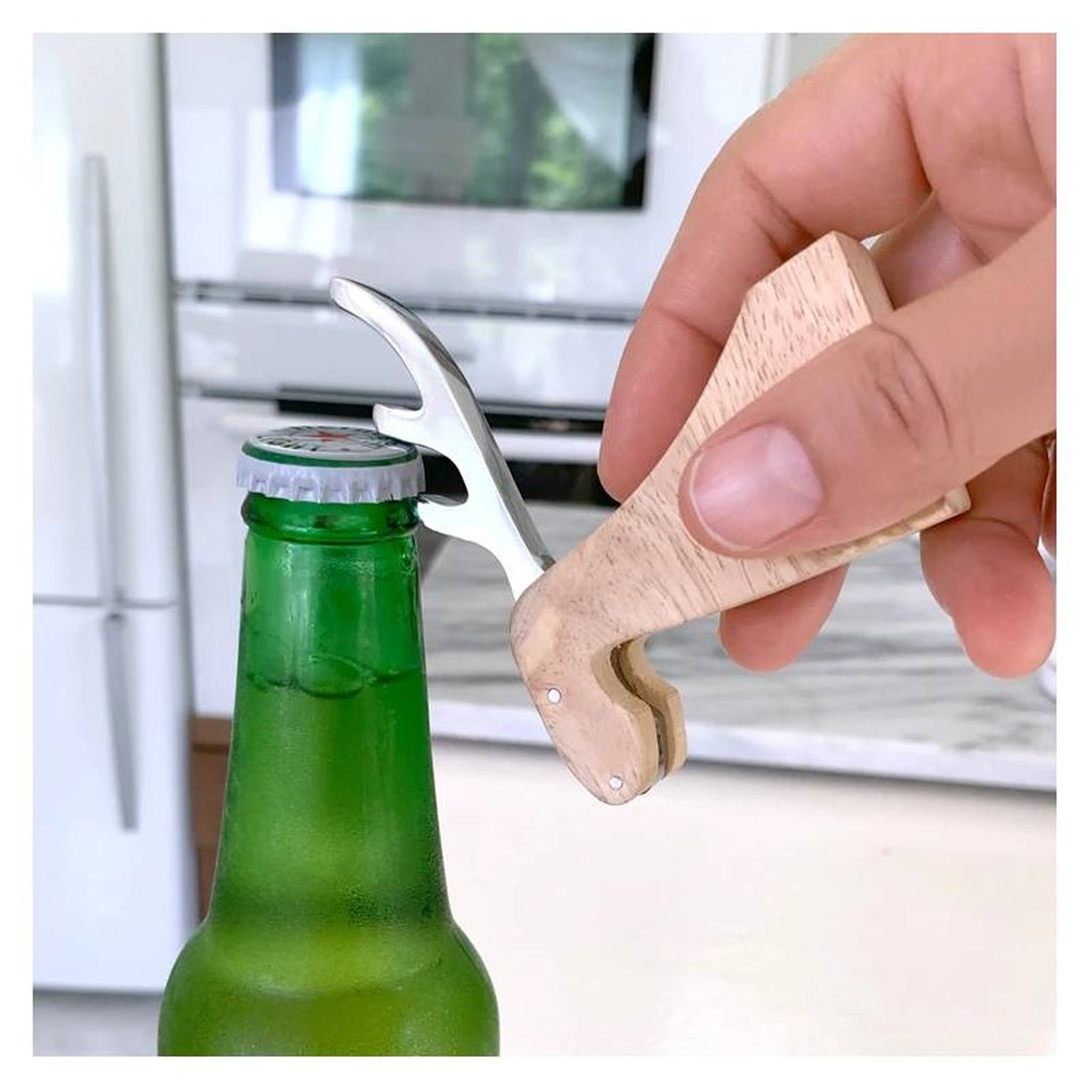 Main ouvrant une bouteille de bière avec l'ouvre-bouteille cerf