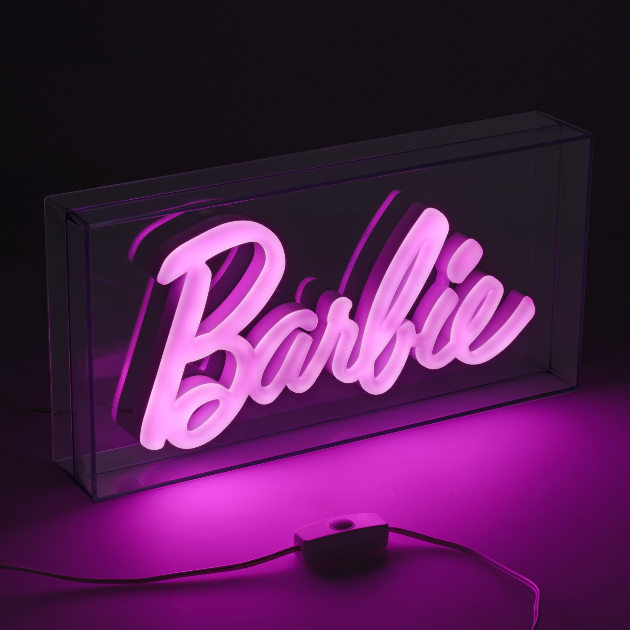 Barbie-Logo-Lampe freigestellt, eingeschaltet vor dunklem Grund