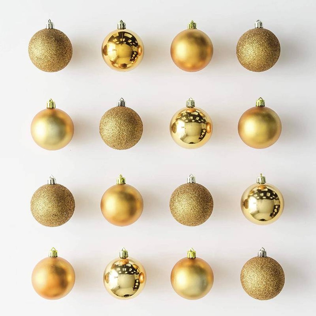 100 goldene Weihnachtskugeln