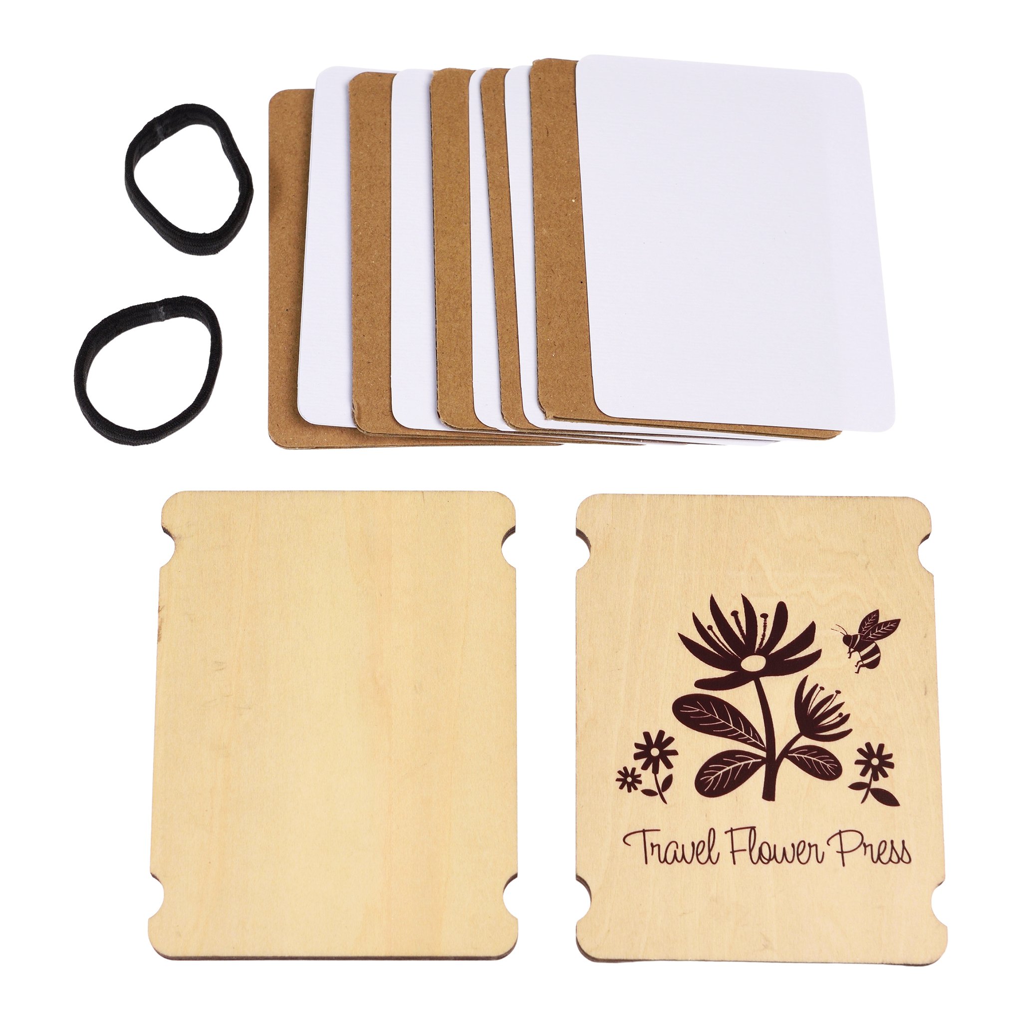 Einzelteile der Reise-Blumenpresse: Holzplatten, Karton- und Papierbögen, zwei Gummibänder