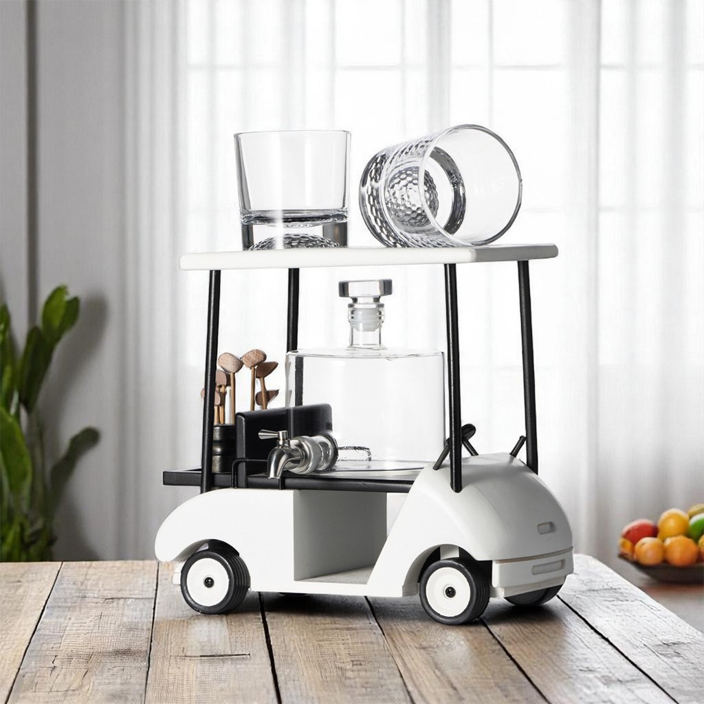 Dekantersatz im Design eines Golfcarts mit Gläsern auf dem Dach