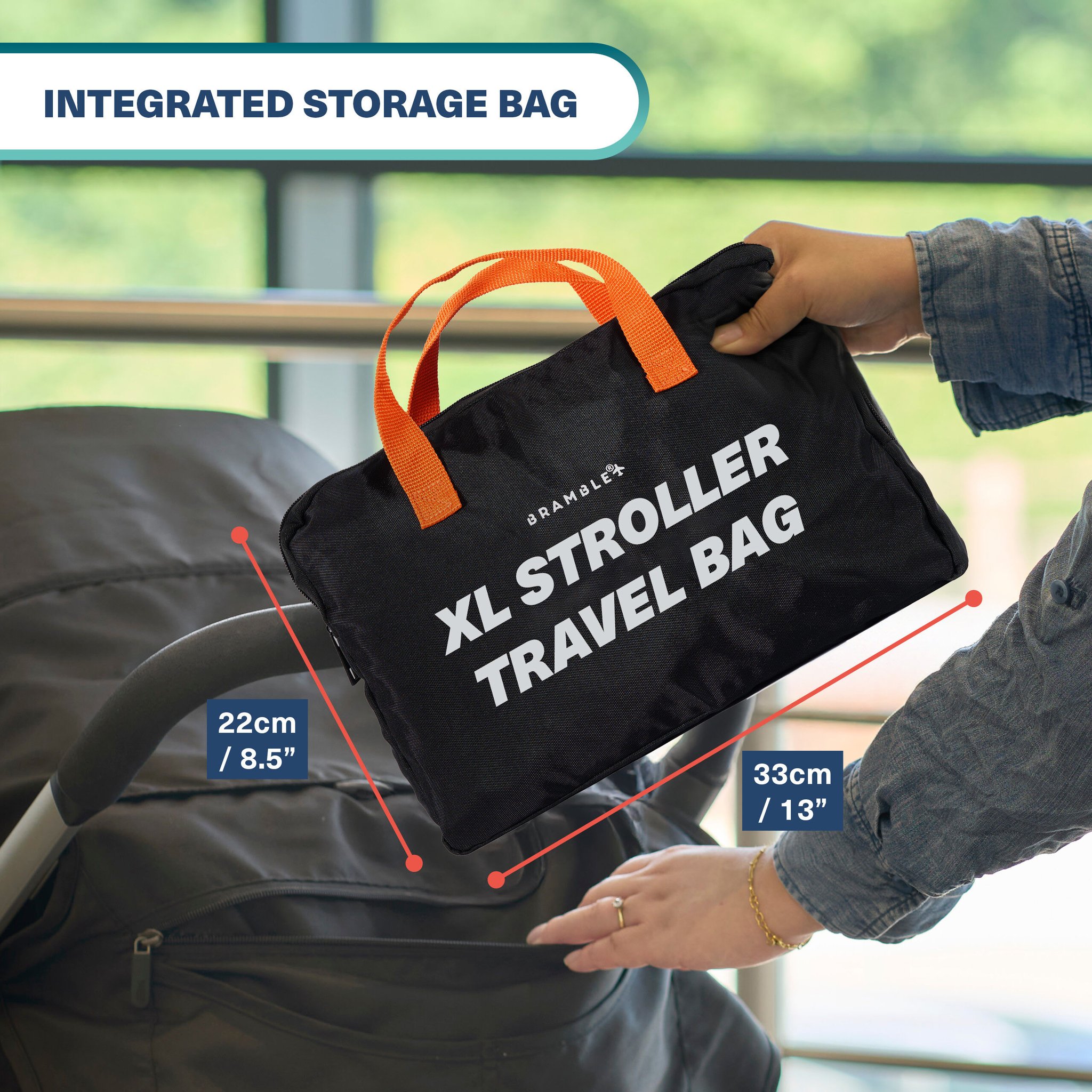 Die mitgelieferte Aufbewahrungstasche mit orangen Griffen, in die sich die XL Reisetasche zusammenfalten lässt
