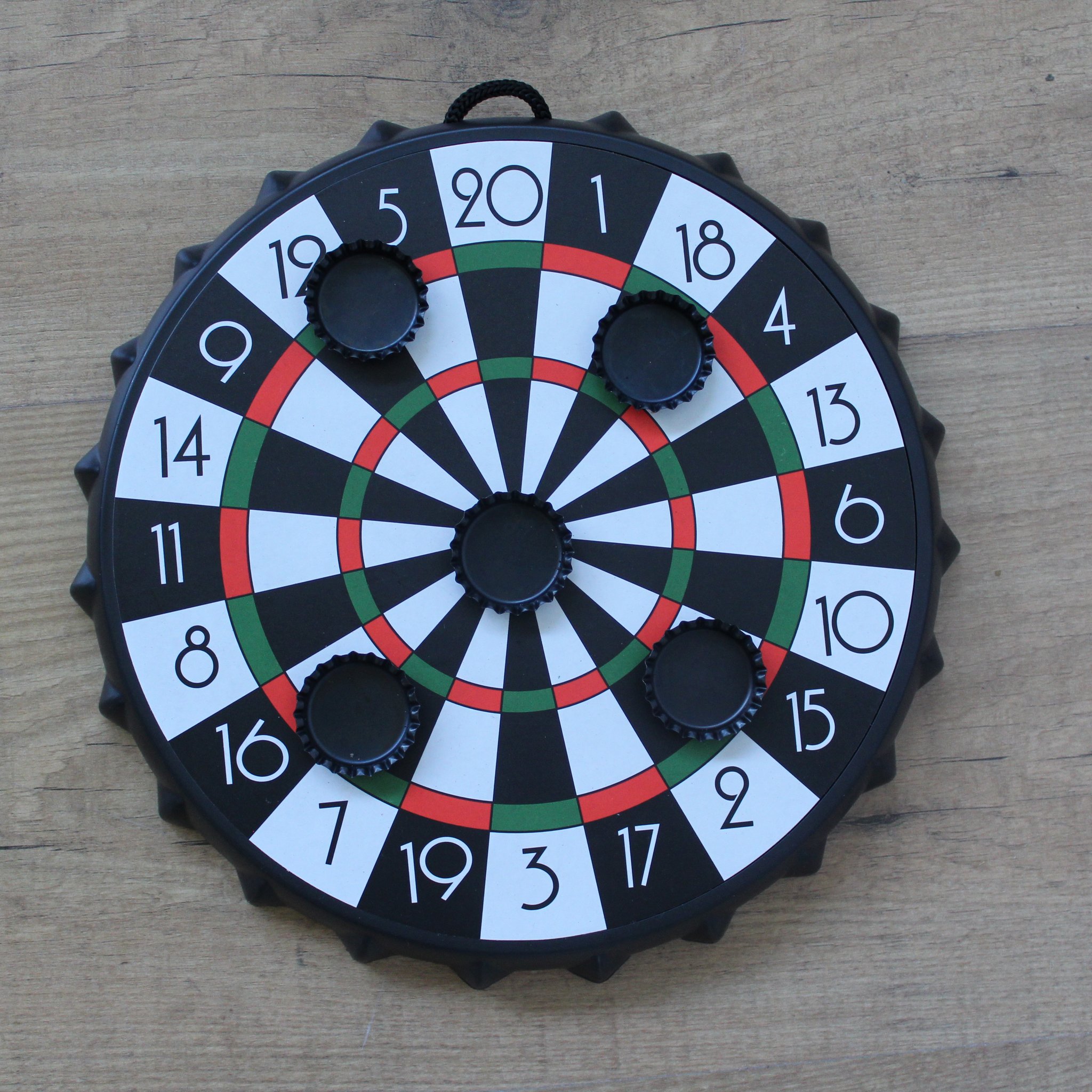 Kronkorken Dartscheibe an einer Holzwand