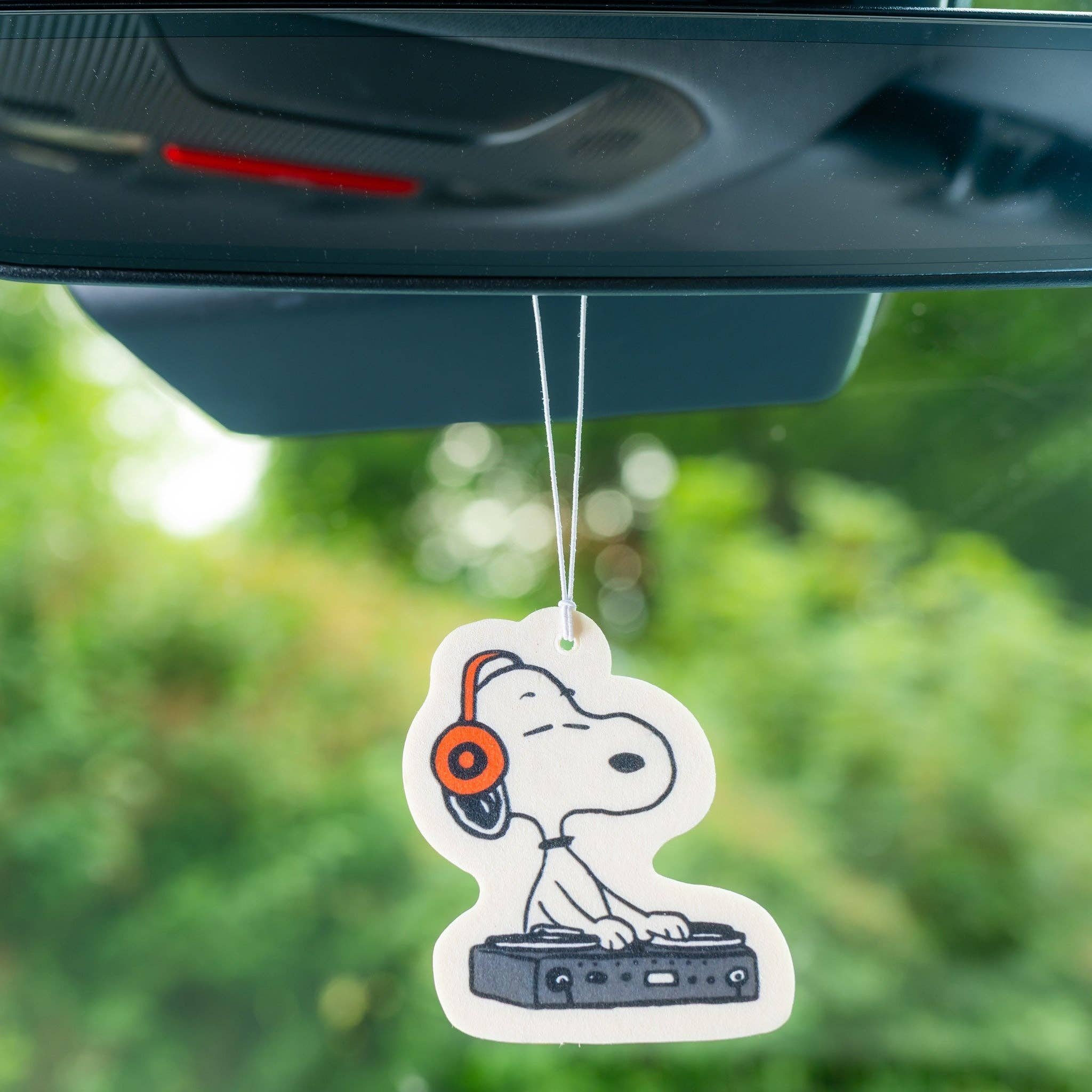 Snoopy-Lufterfrischer DJ hängt am Rückspiegel im Auto