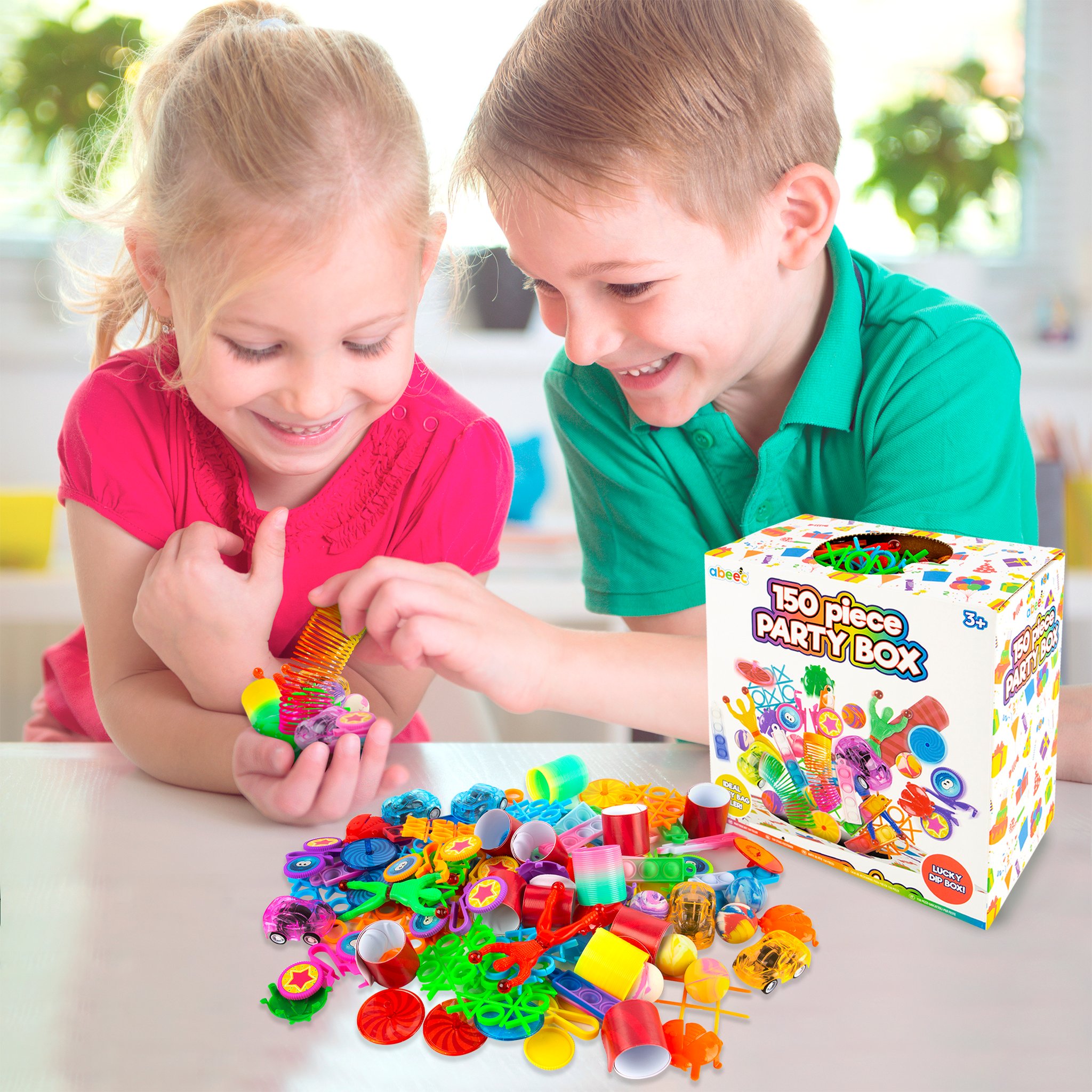 Zwei Kinder spielen mit der abeec Partybox