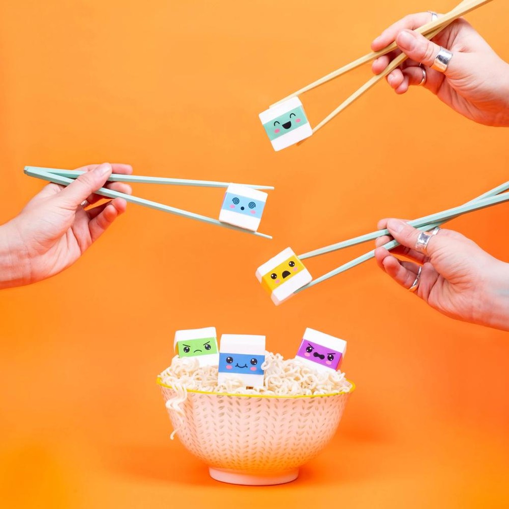 Tofu Take Down Spiel mit lustigen Tofu-Würfeln und Essstäbchen