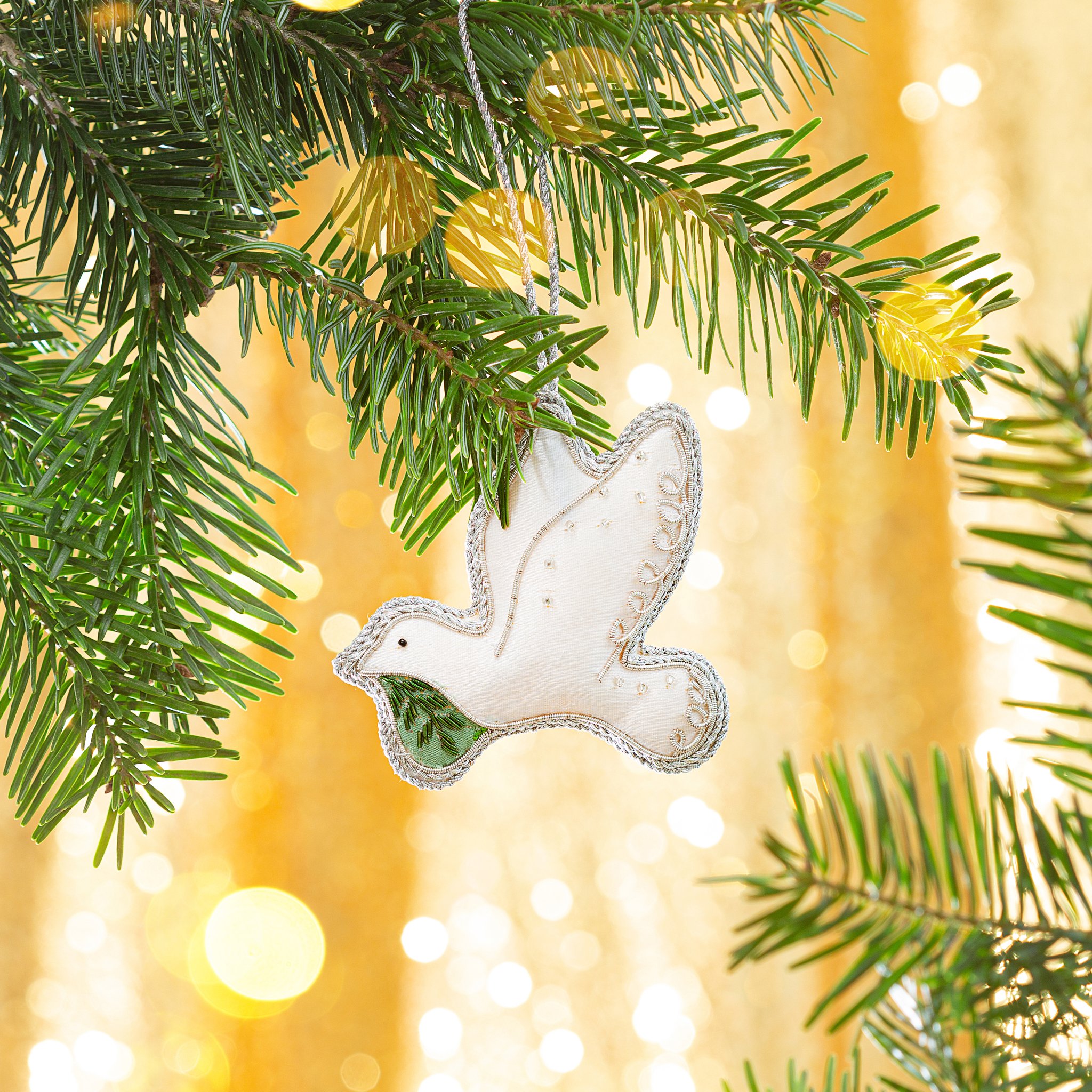 Weihnachtsanhänger Taube mit Zari-Stickerei – am Christbaum