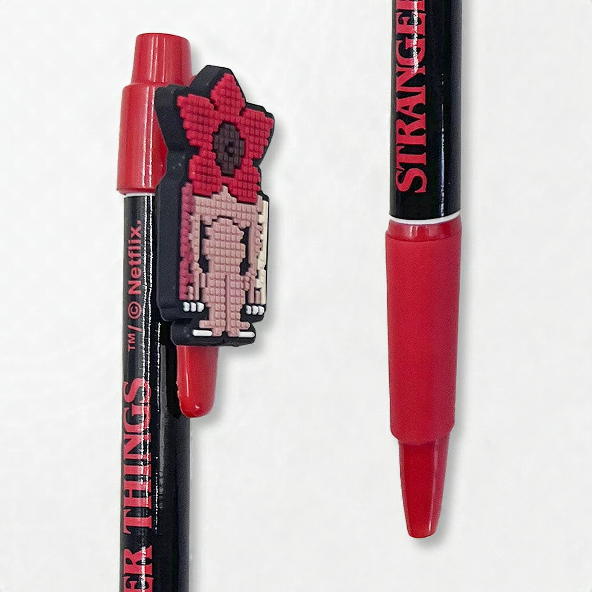 Penna ed evidenziatore con il tappo Demogorgon rosso in dettaglio