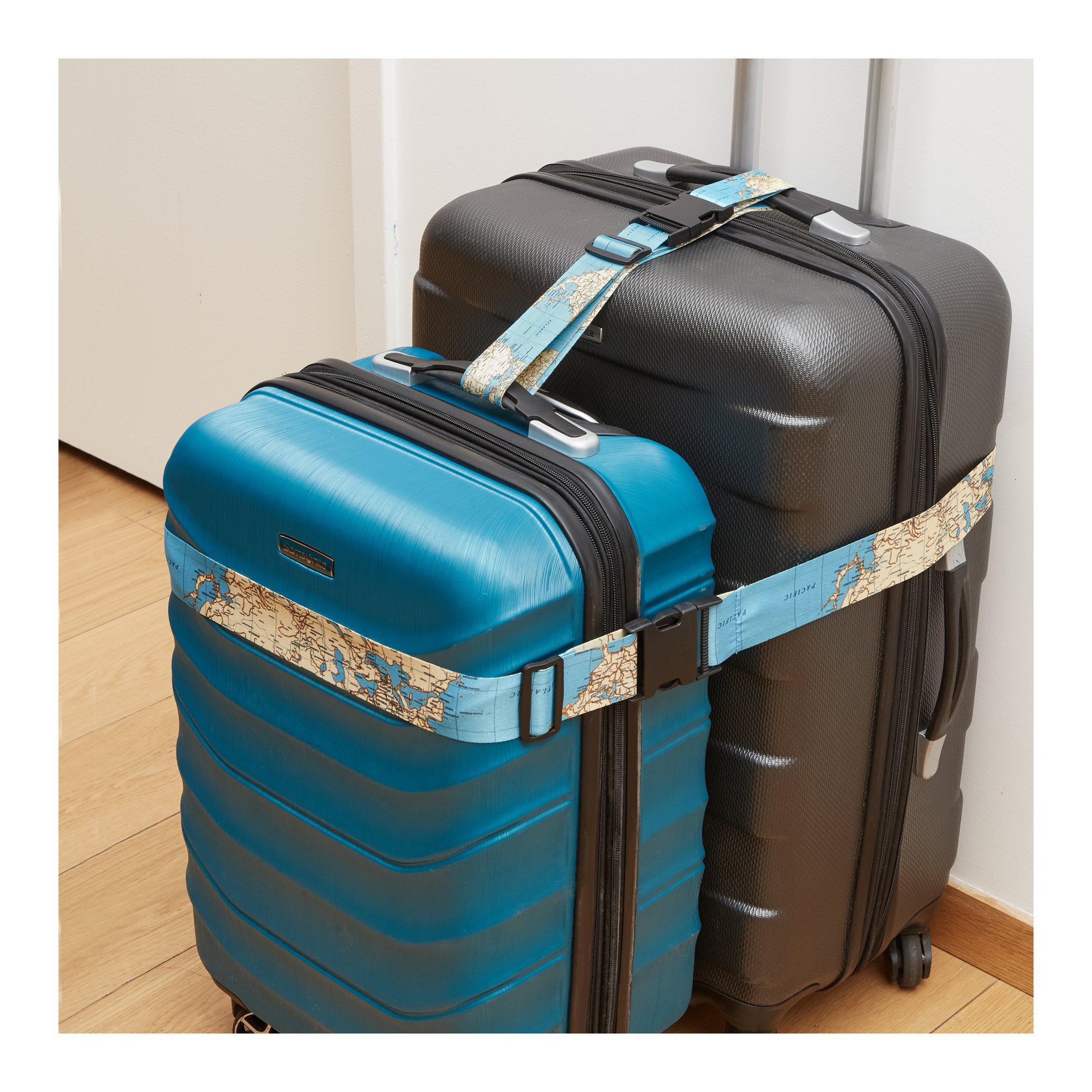World Traveler Koffergurte um zwei Koffer gespannt