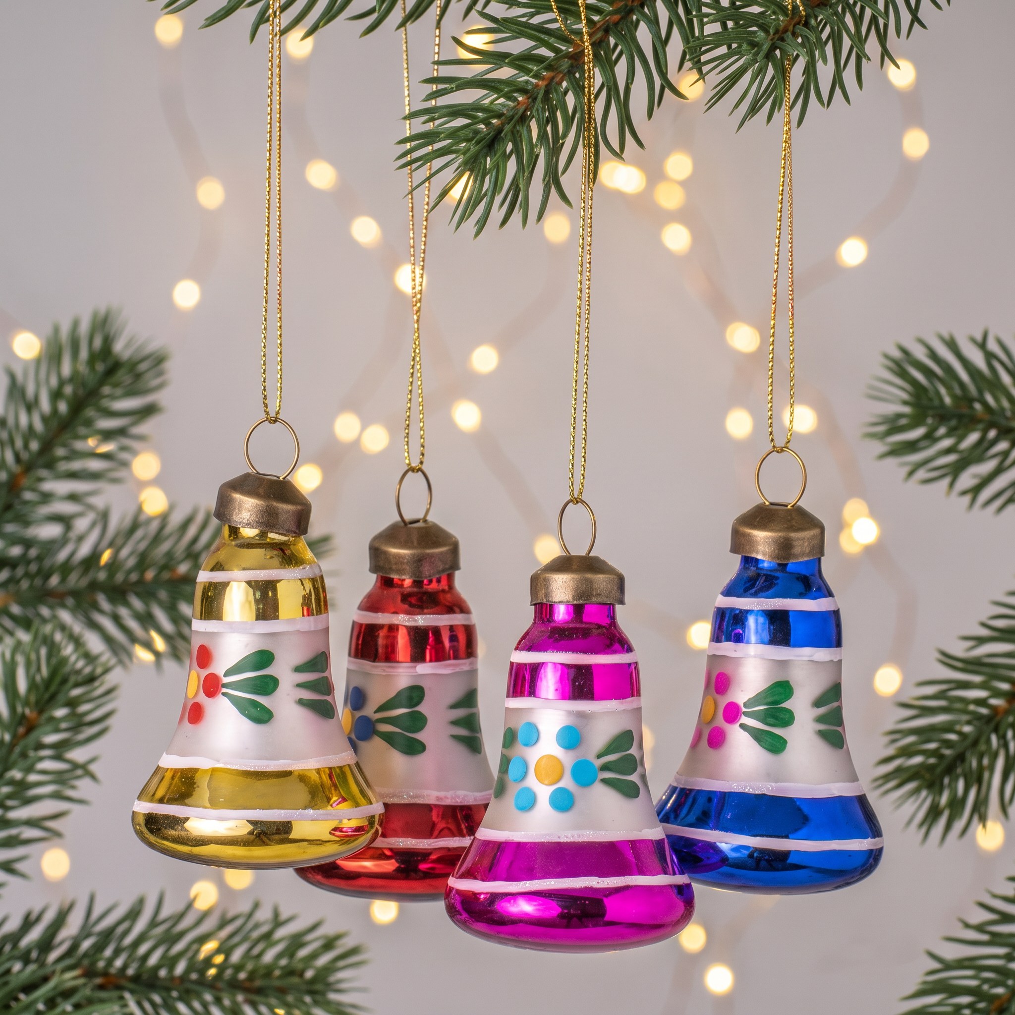 Christbaumschmuck Vintage-Glocken im 4er-Set von Sass & Belle am Tannenzweig mit Lichterglanz