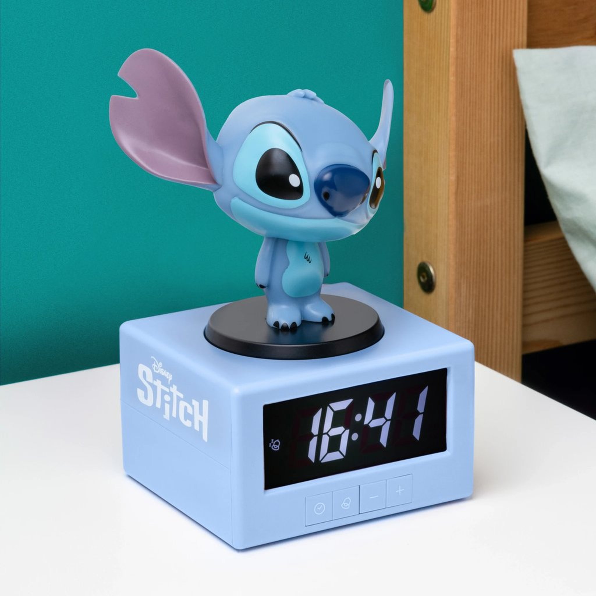Stitch-Wecker mit leuchtender Figur auf einem Nachttisch