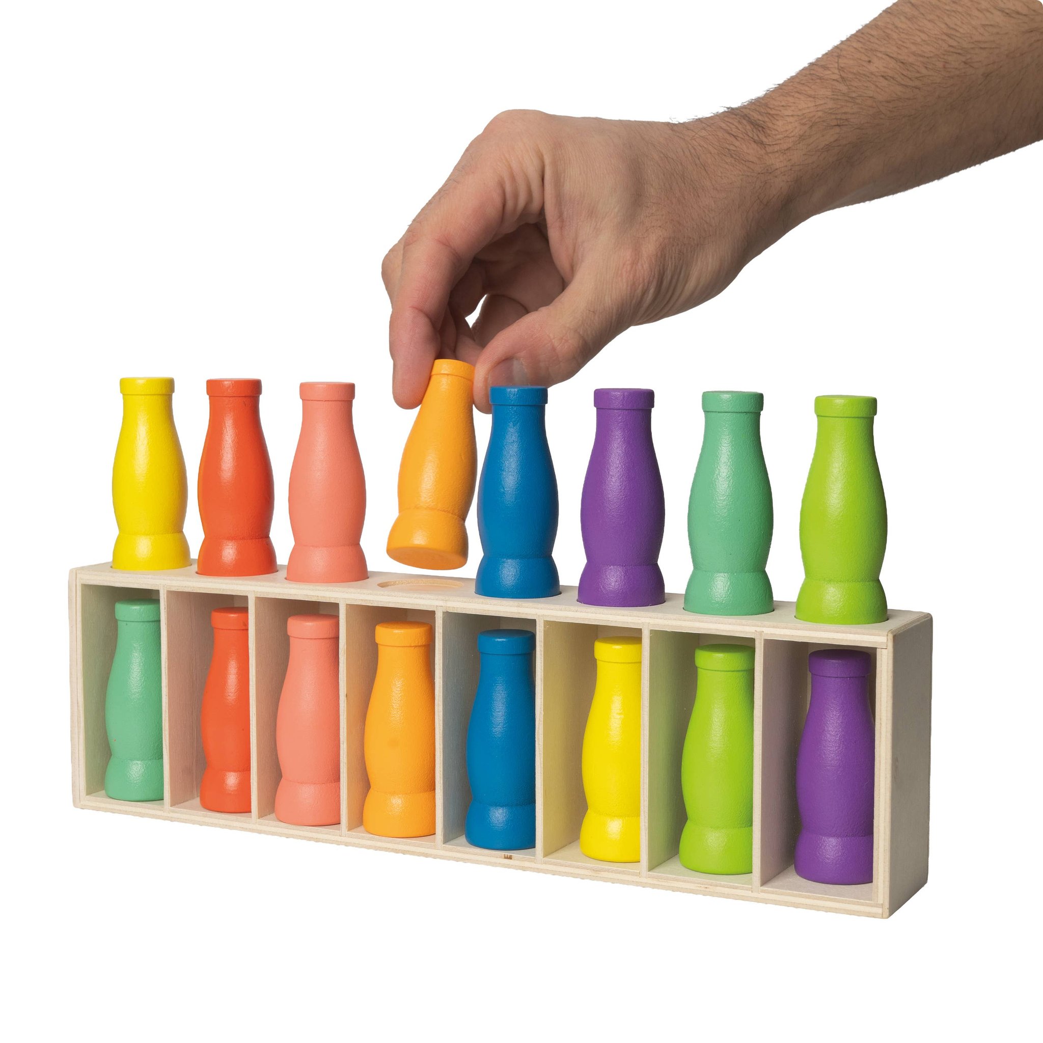 Gioco di memoria Match the Bottle con bottigliette colorate sul supporto, una mano ne sposta una