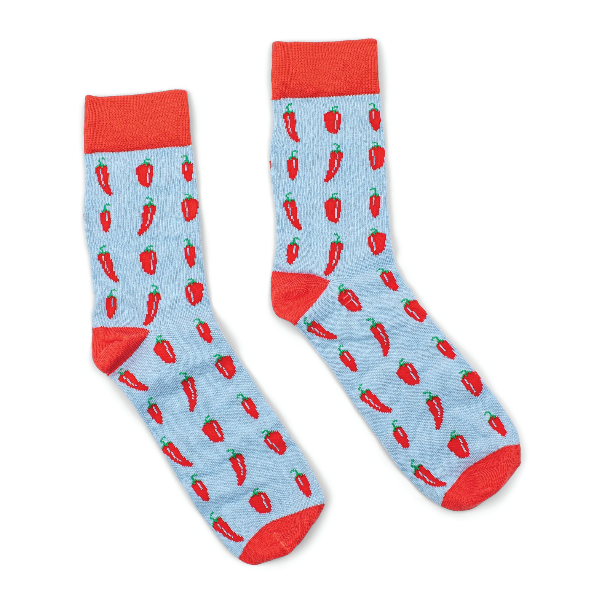 Deux chaussettes bleu clair à motif de piments rouges, avec bord, talon et pointe rouges, posées à plat