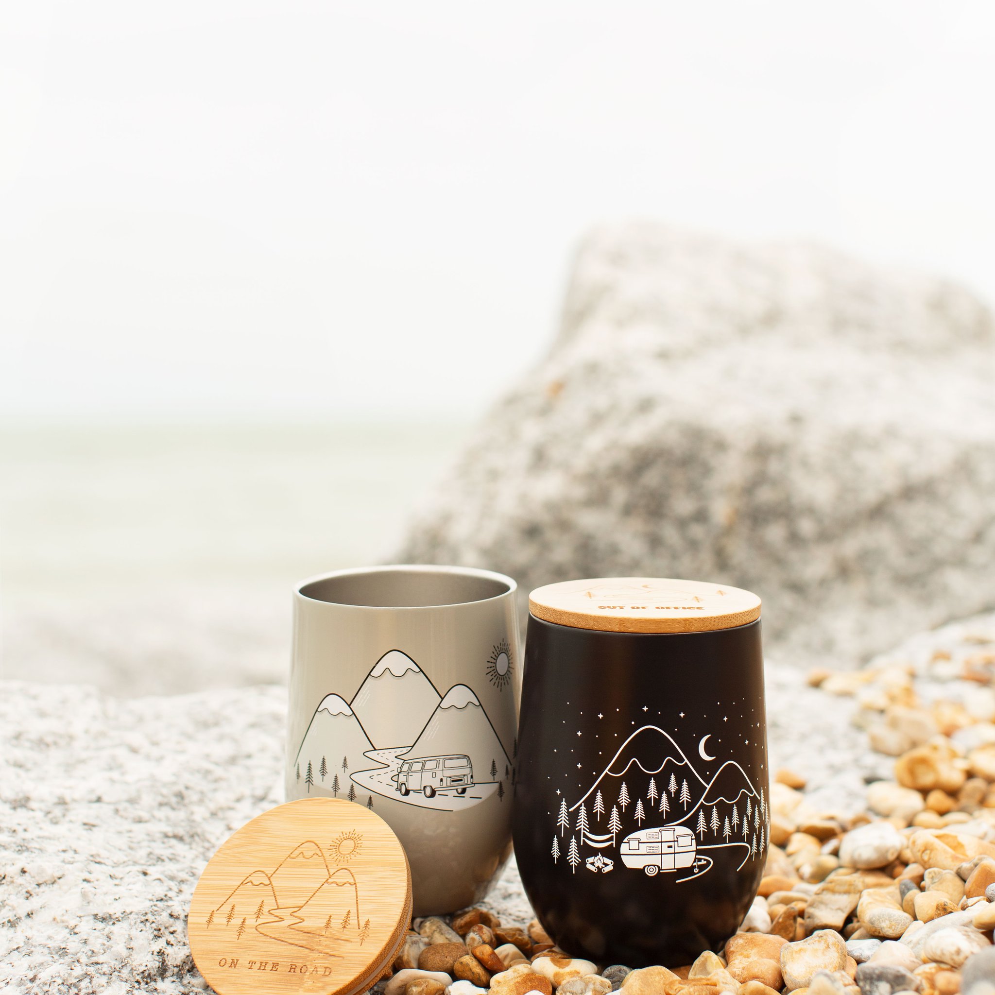 Mug On the Road Sass & Belle sur la plage à côté du mug noir Out of Office