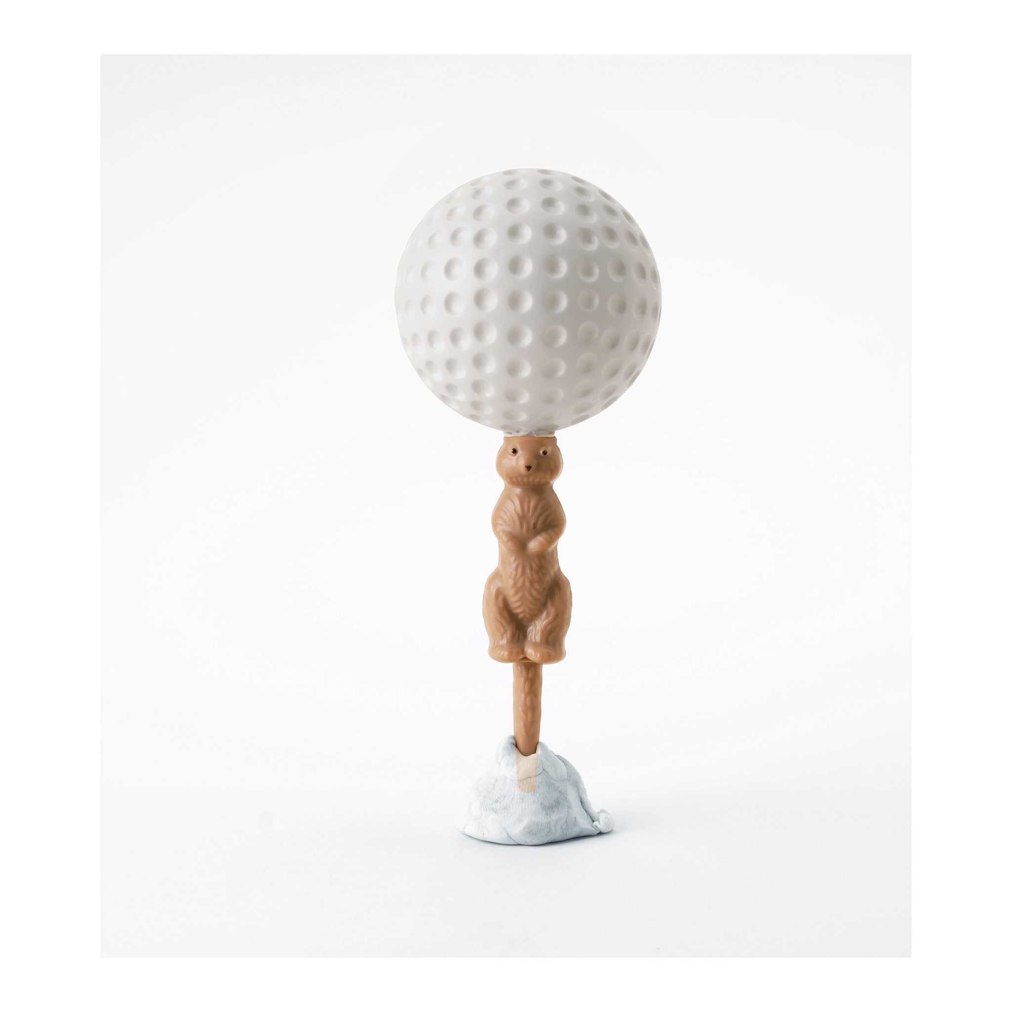 Erdhörnchen-Golftee mit Golfball auf einem Stein