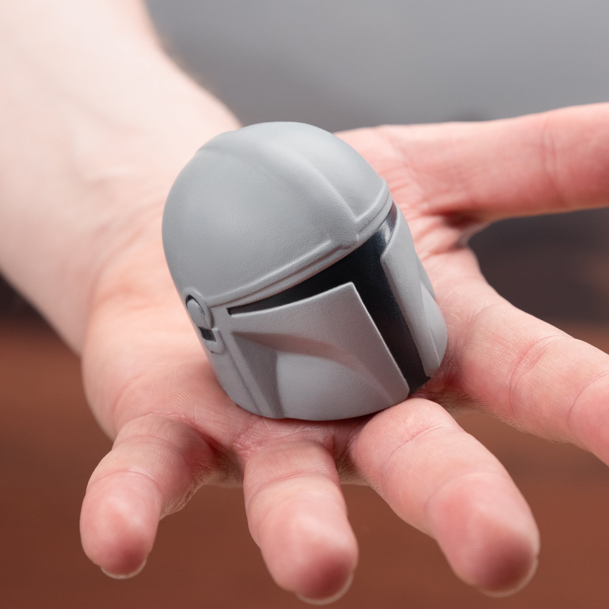 Stressball liegt auf einer geöffneten Hand
