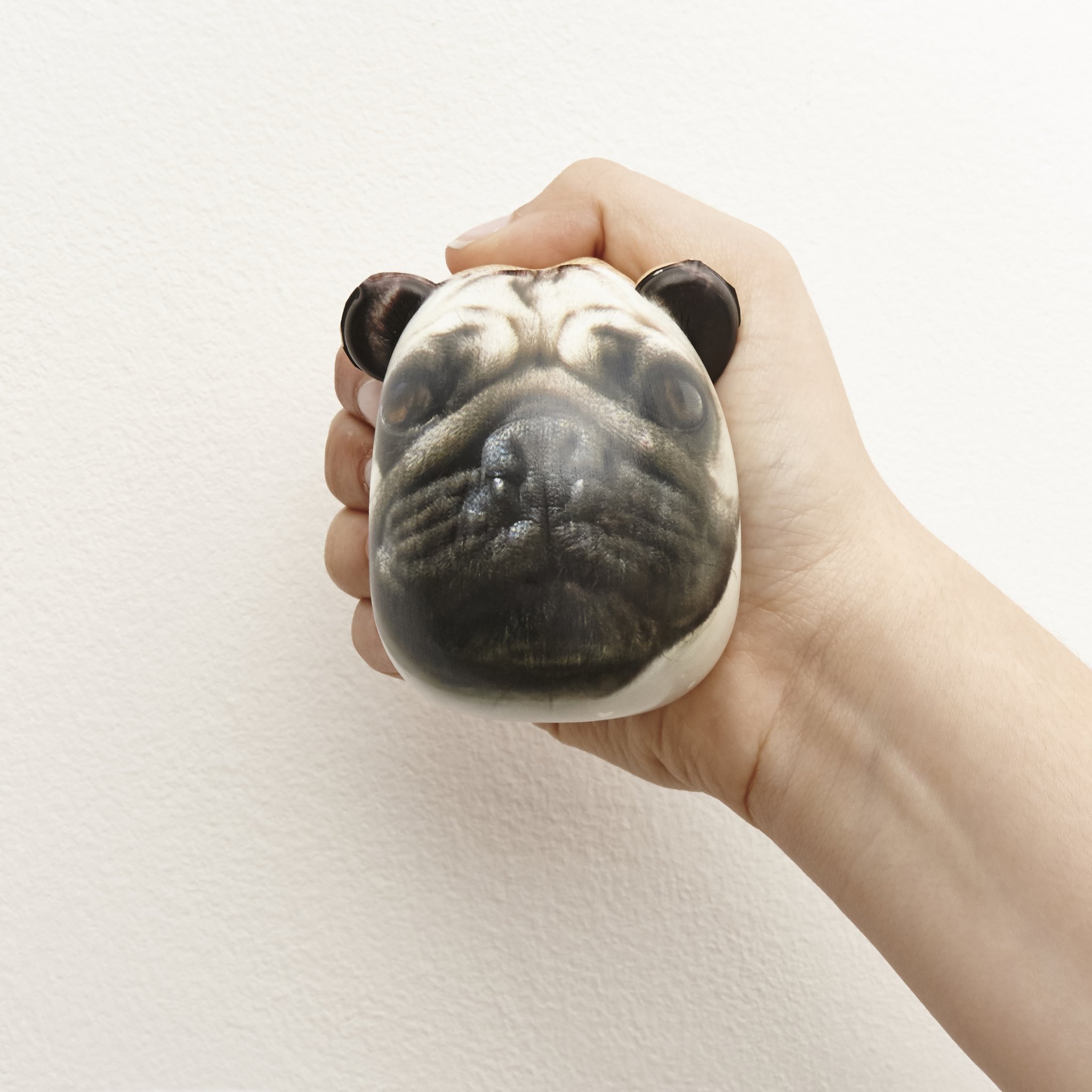 Main pressant la balle anti-stress carlin