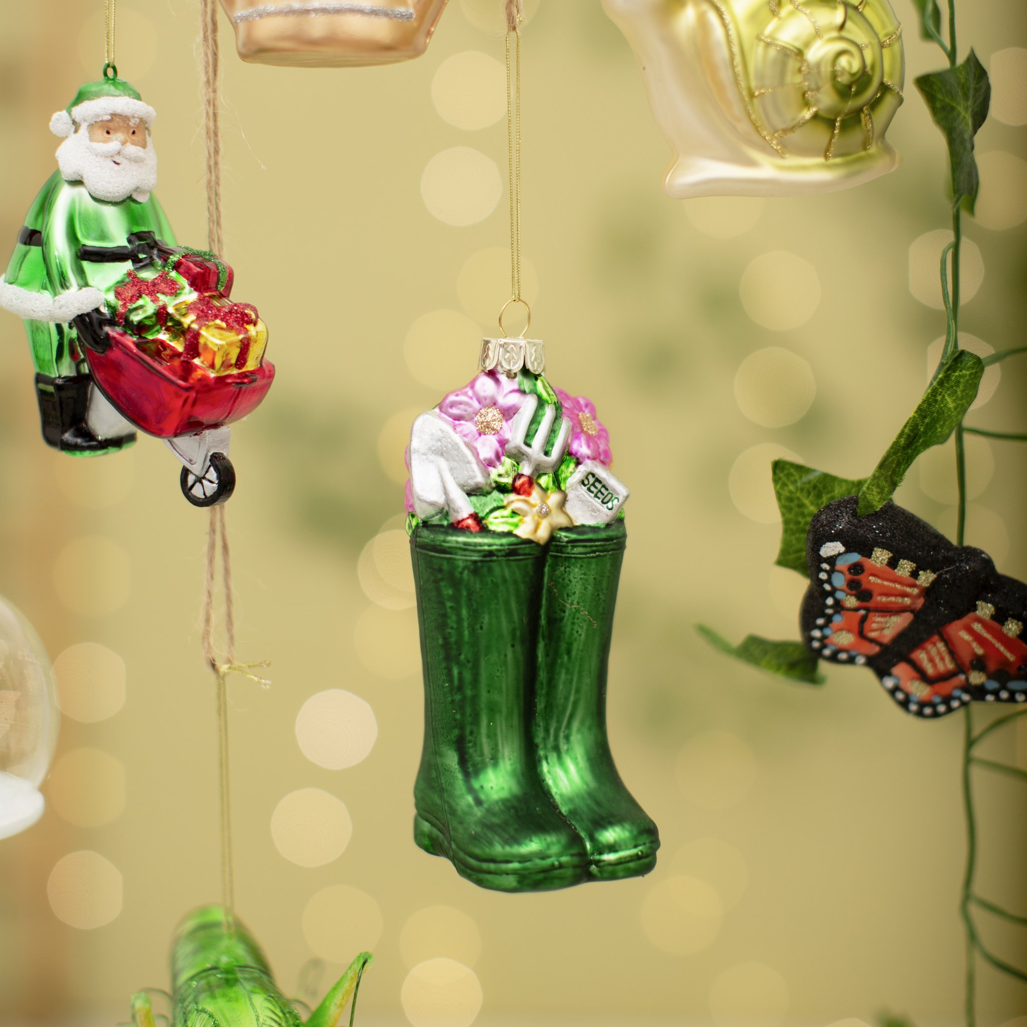 Sass & Belle Gummistiefel-Weihnachtsbaumschmuck am Baum mit weiteren Sass & Belle Glasornamenten – Lifestyle