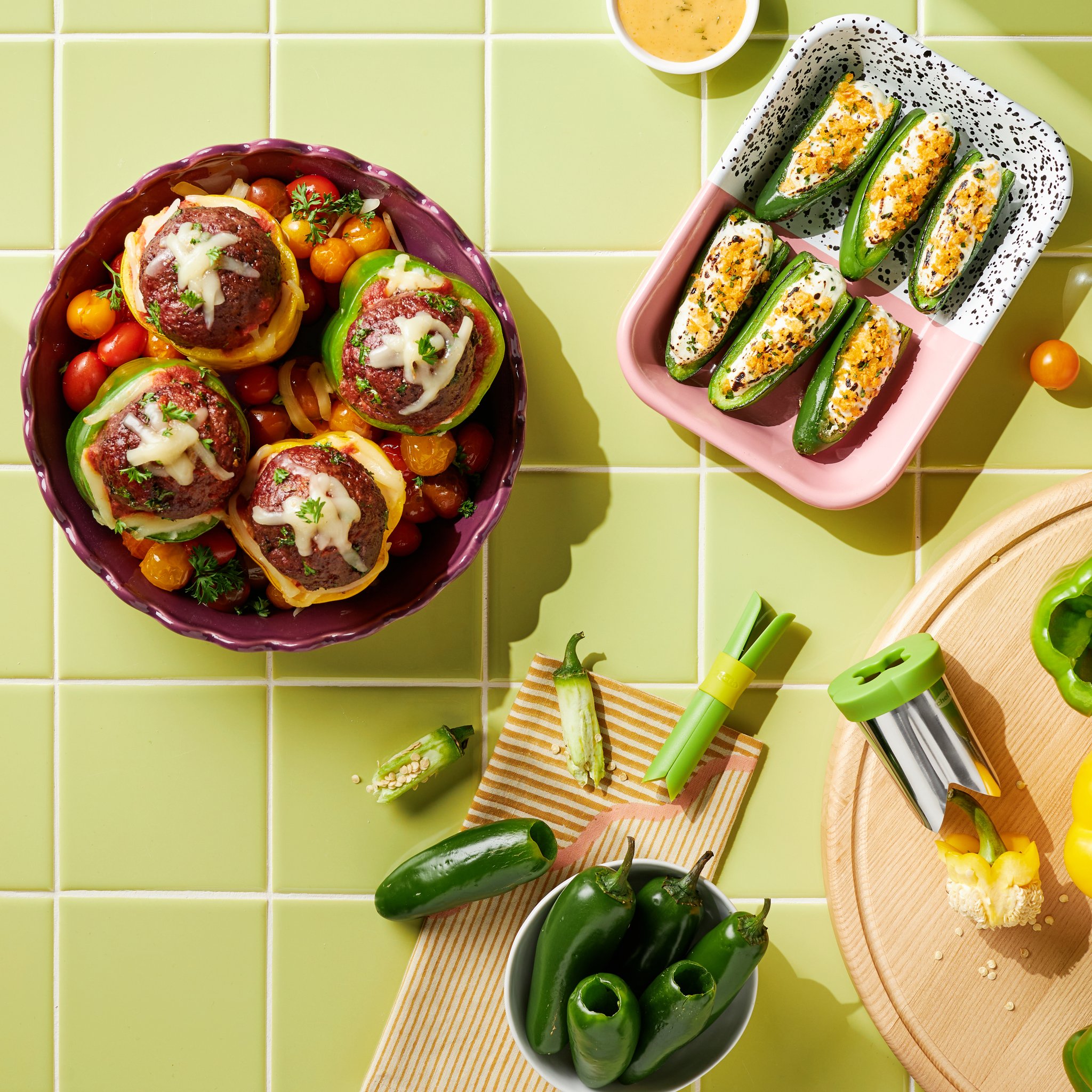Gefüllte Paprika und Jalapeño Poppers von oben, daneben das Entkerner-Set