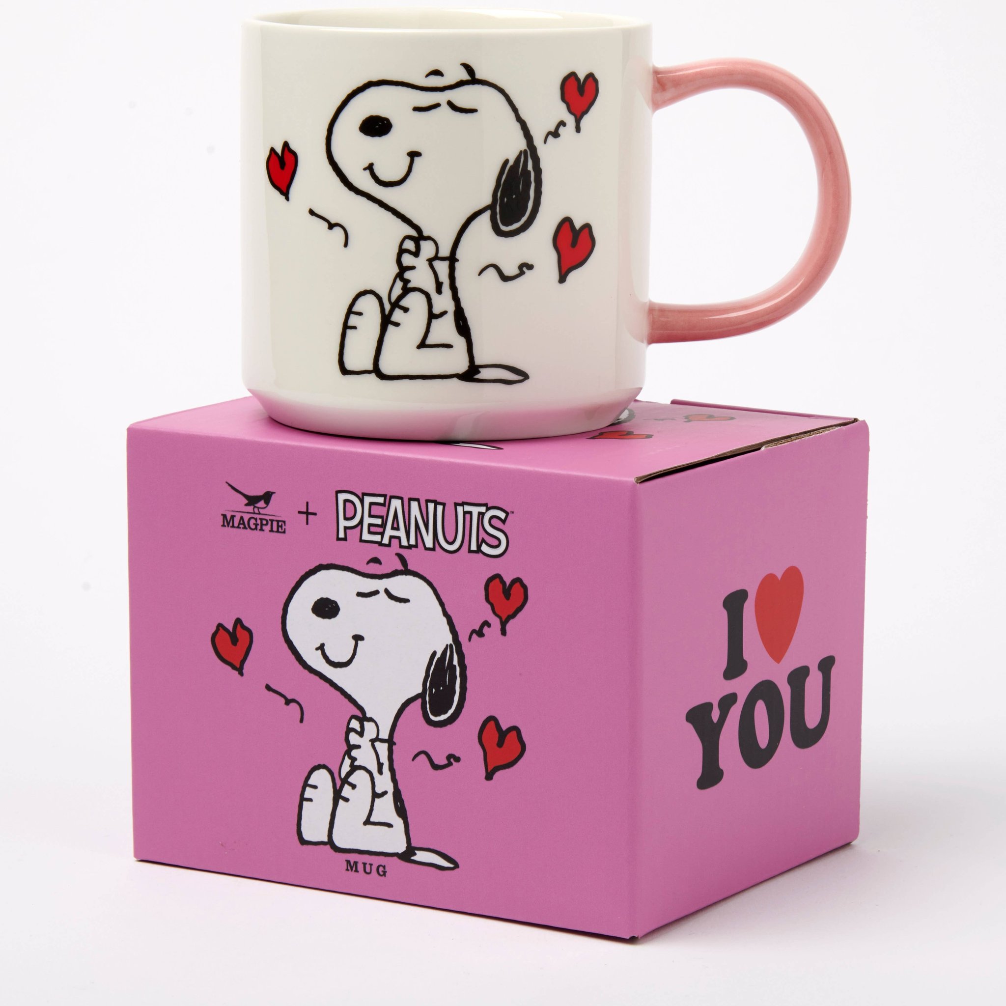 Snoopy-Tasse I Love You auf der pinken Geschenkbox mit Snoopy und Herzen