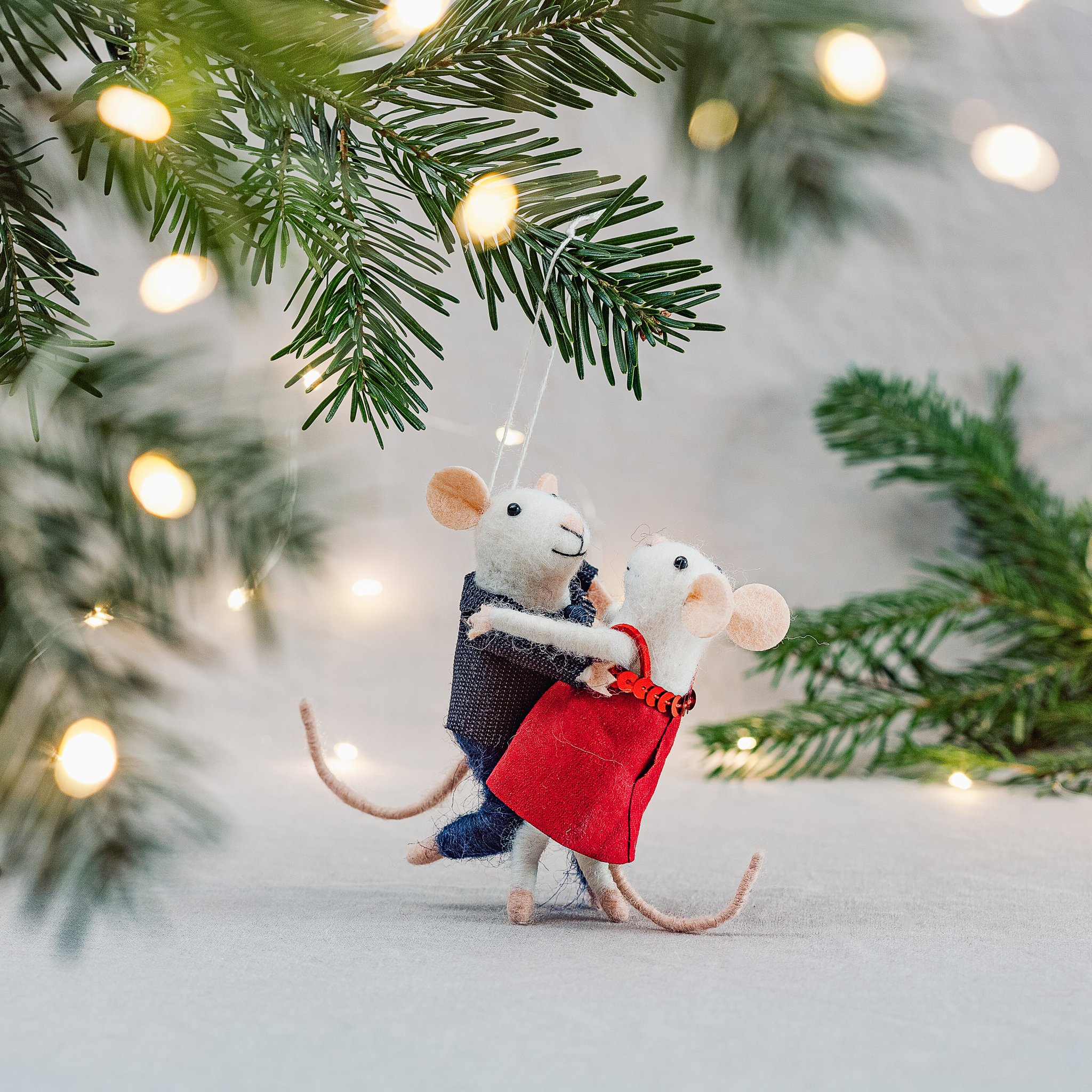 Décoration de Noël souris dansantes Sass & Belle, couple de souris en feutrine dansant sur une branche de sapin avec lumières
