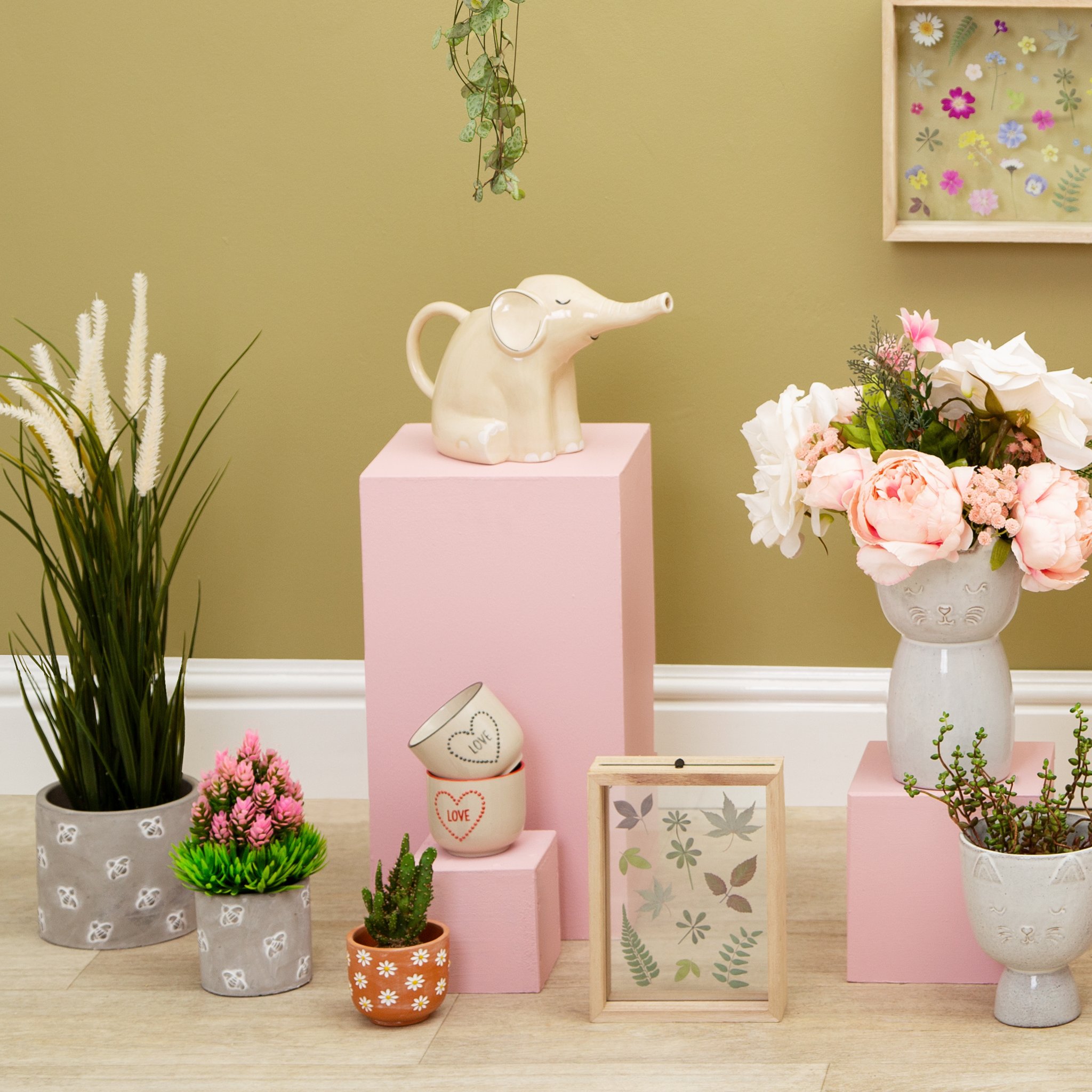 Annaffiatoio elefante Sass & Belle in un ambiente con altri vasi, fioriere e piante Sass & Belle – vista della collezione