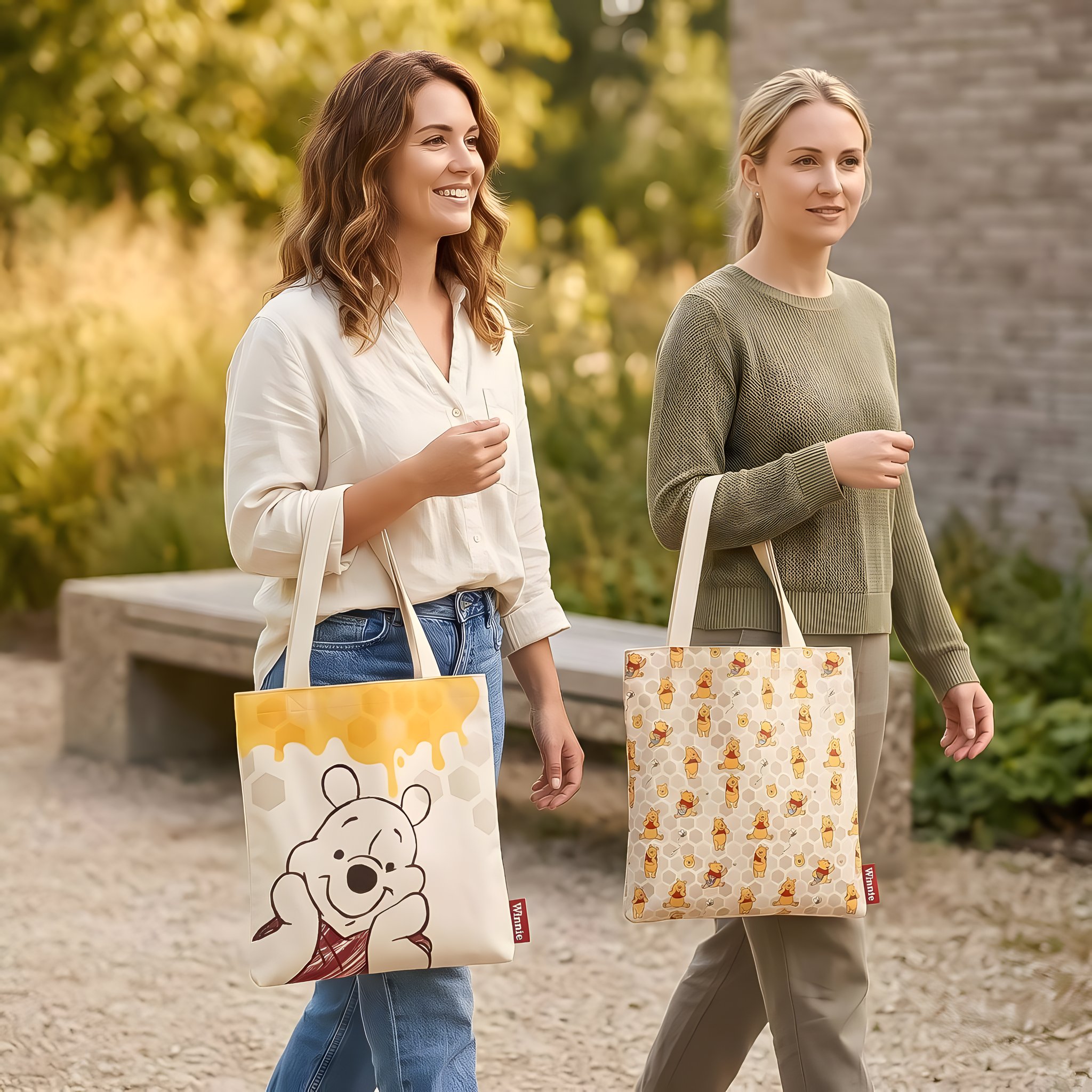 Due donne con le borse shopping Winnie the Pooh