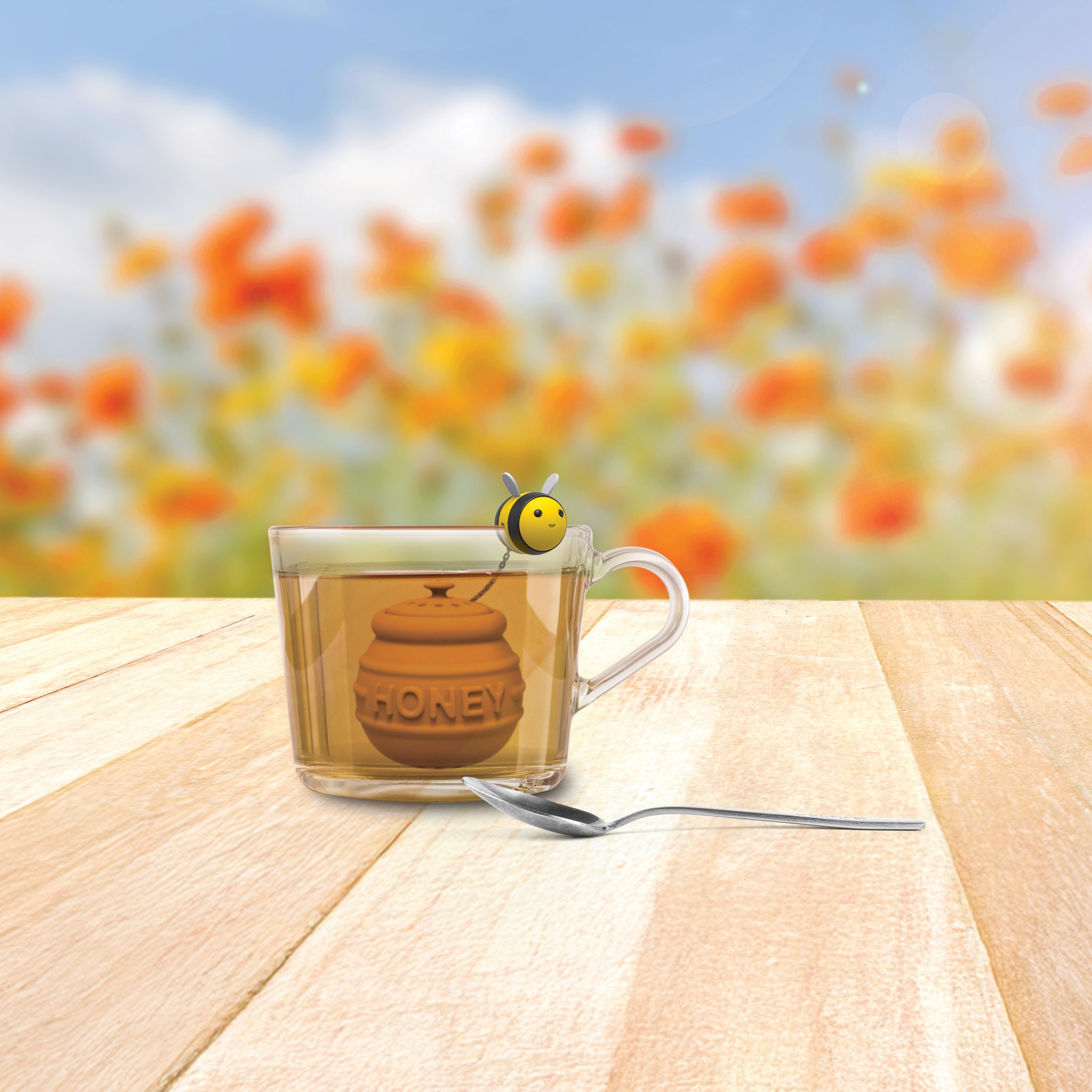Bienen-Tee-Ei in einer Tasse Tee