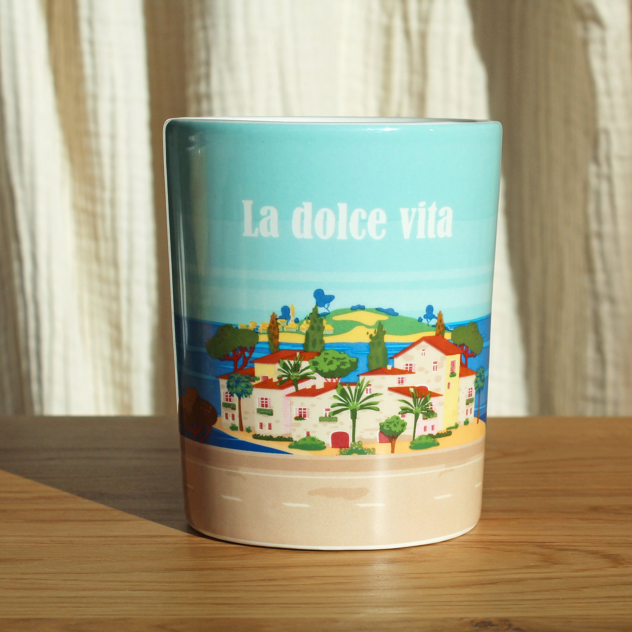 Rückseite der Roller Tasse La Dolce Vita auf Holztisch