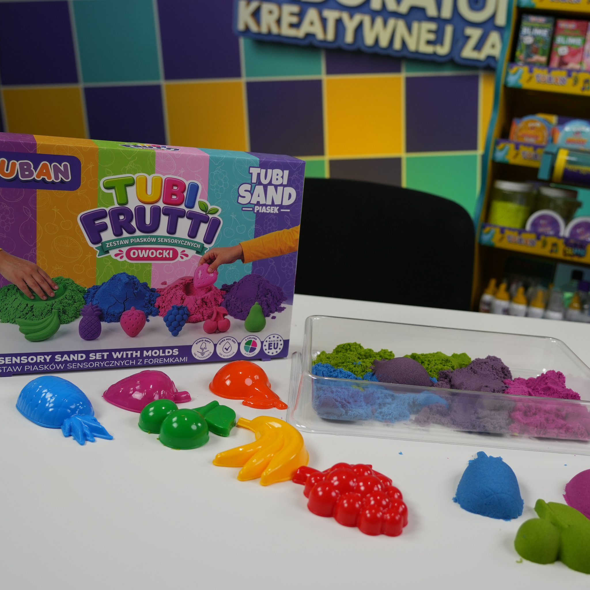 Set Tubi Frutti con sabbia colorata nella vaschetta e formine a frutta davanti