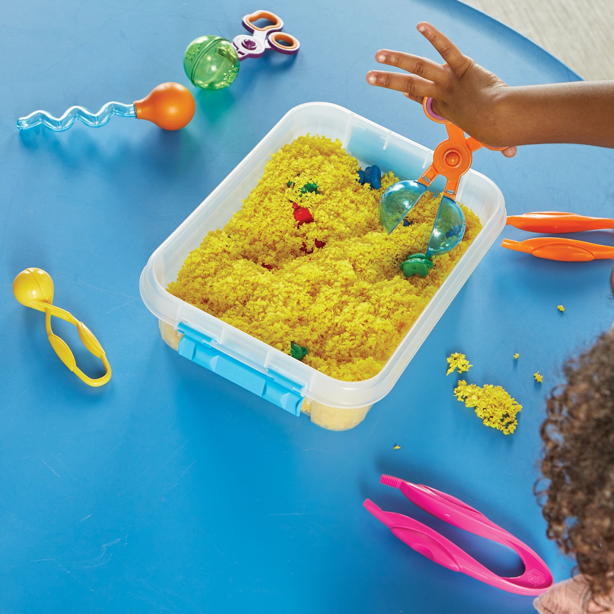 Helping Hands Feinmotorik-Werkzeugset – Werkzeuge in der Sensorik-Wanne