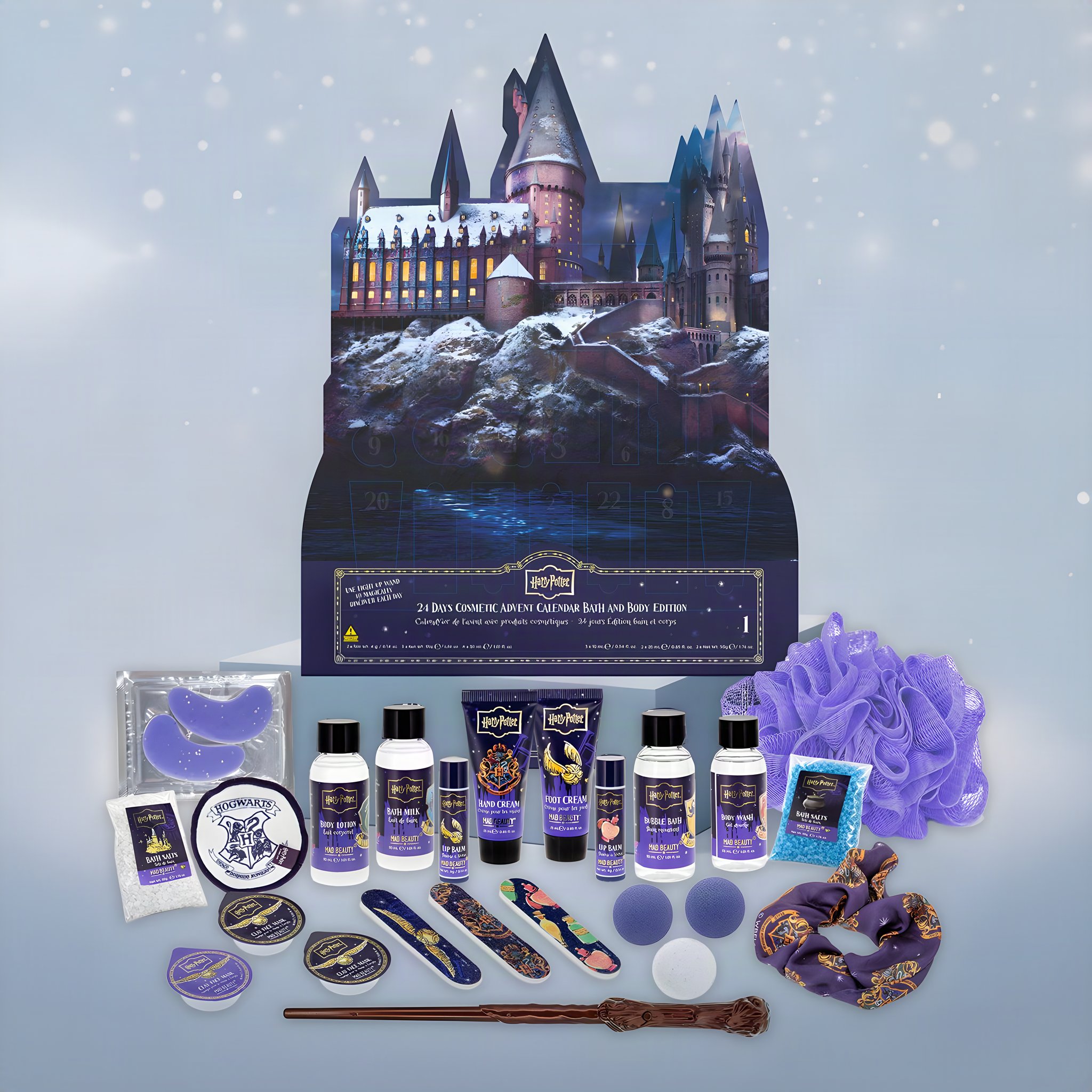 Hogwarts-Adventskalender mit dem ganzen Inhalt davor, darunter Badeprodukte, Augenpads und Zauberstab