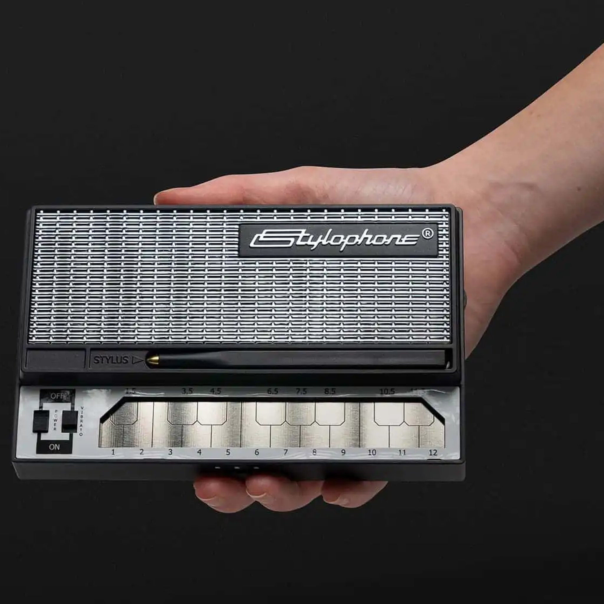 Stylophone S-1 in der Hand – kompakter Taschensynthesizer