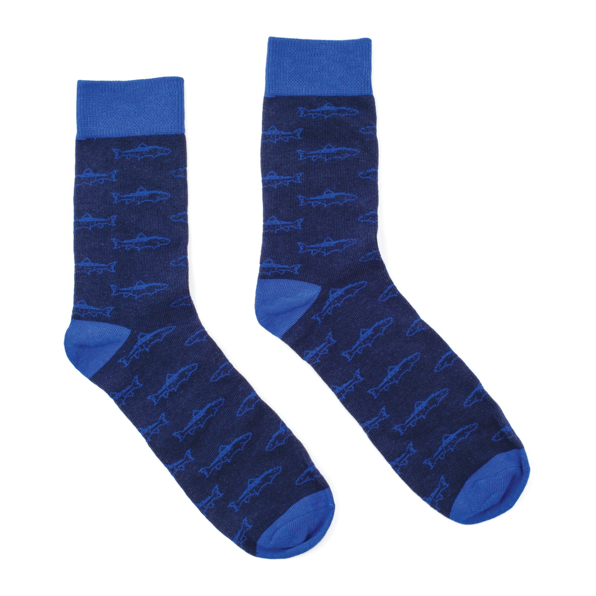 Zwei marineblaue Socken aus dem Angel-Sockenset mit Fischmuster, hellblauen Bündchen, Fersen und Spitzen, flach ausgelegt