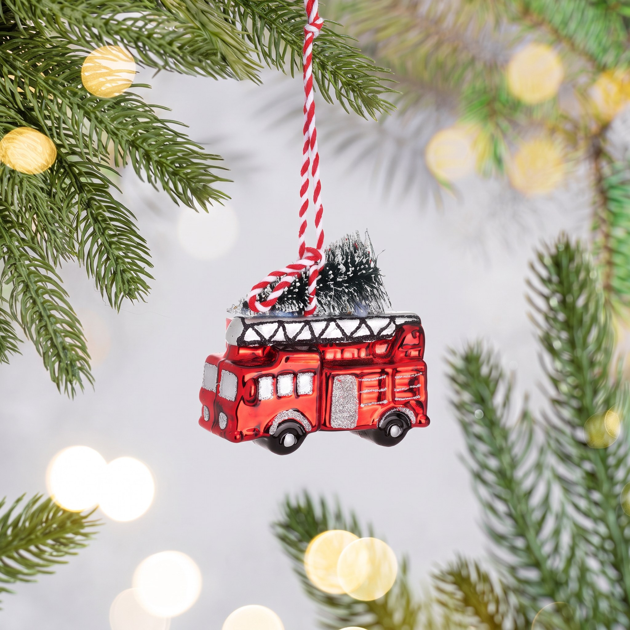 Decorazione di Natale Autopompa di Sass & Belle su un ramo di abete con luci calde
