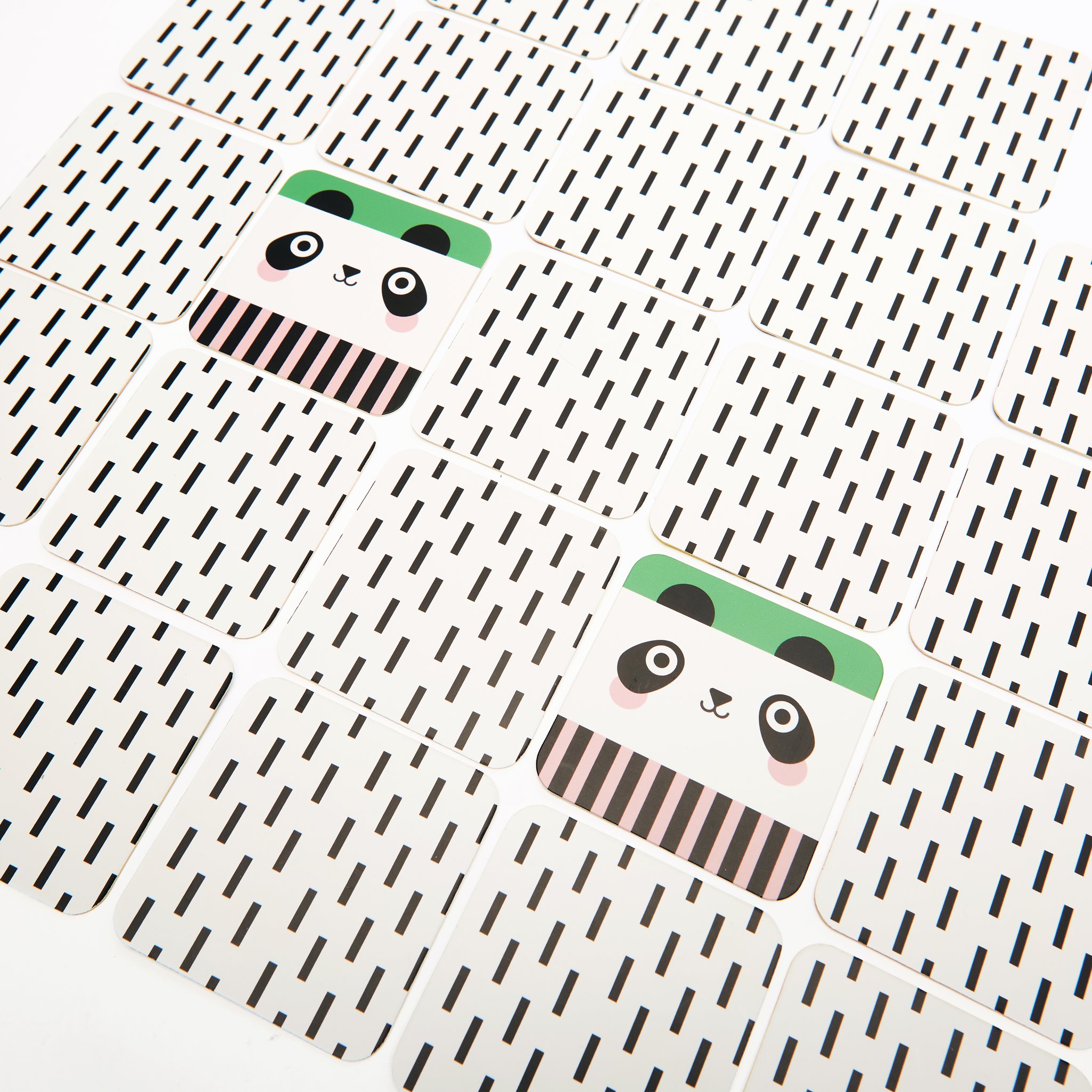 Cartes panda retournées du memory de voyage