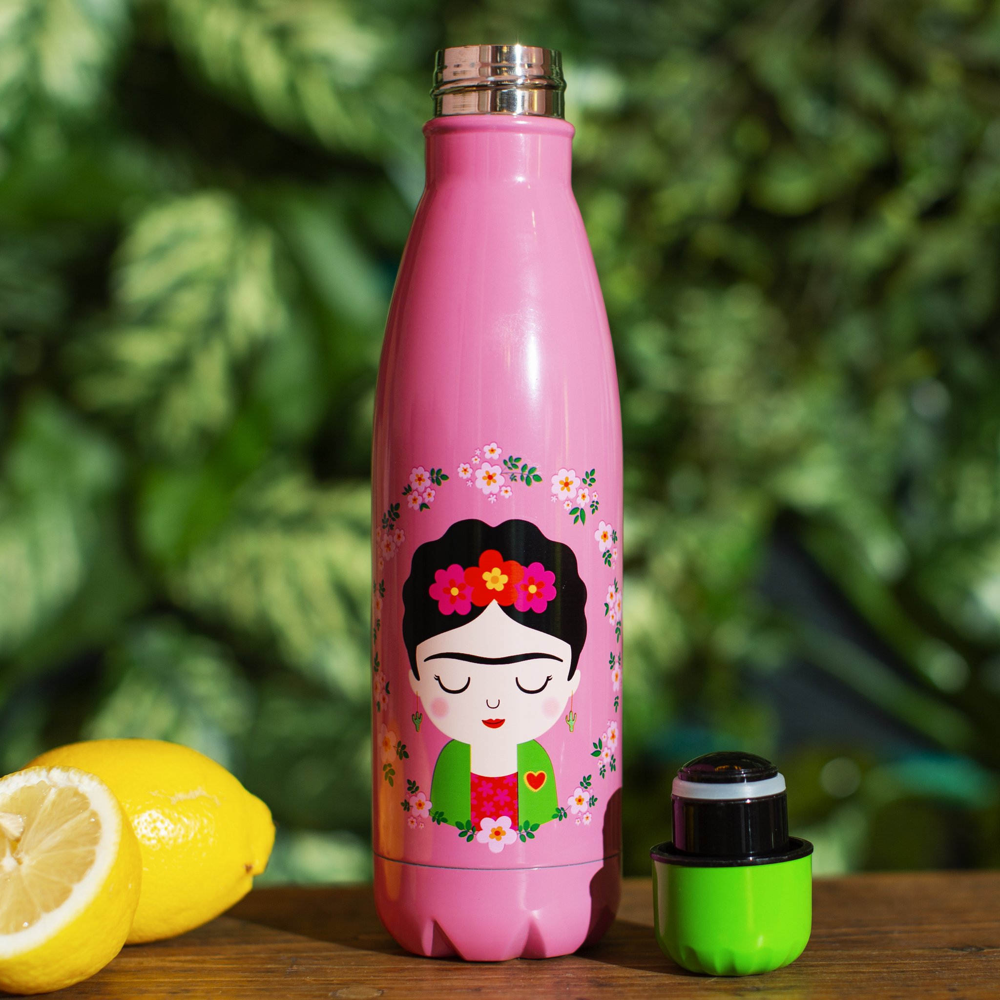 Gourde Frida avec citron et bouchon sur bois devant des feuilles